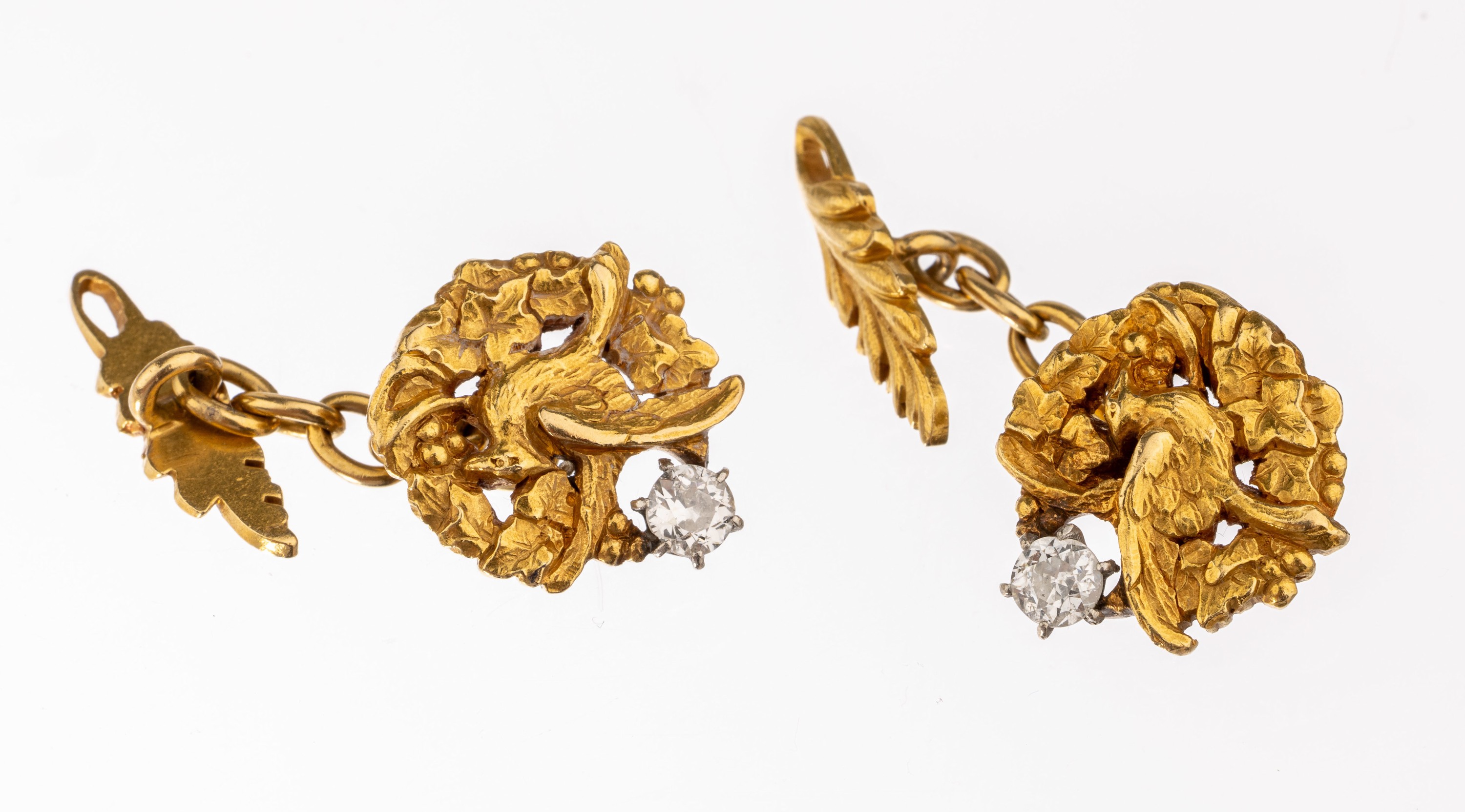 Paar 18 kt Gold Brillant-Manschettenknöpfe, GG 750/000 gepr., Darstellung 2 Vögel mit Blumen, 2 Brillanten zus. ca. 0.30 ct Weiß/p, ca. 15.5 g