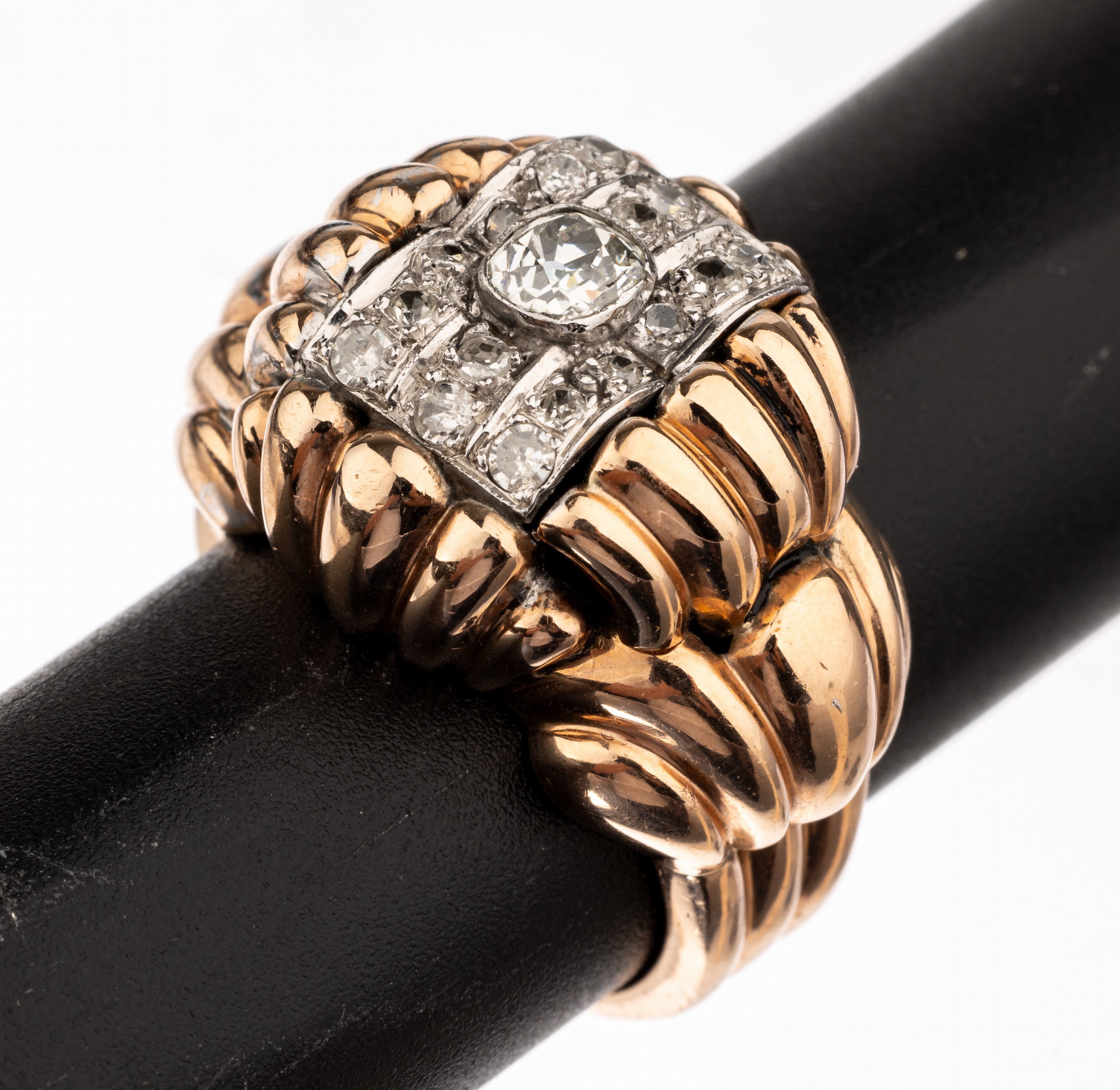 14 kt Gold Diamant-Ring, RoseG 585/000, 1940er Jahre, architektonischer Aufbau, 17 in Platin gefasste Diamanten zus. ca. 1.20 ct ...