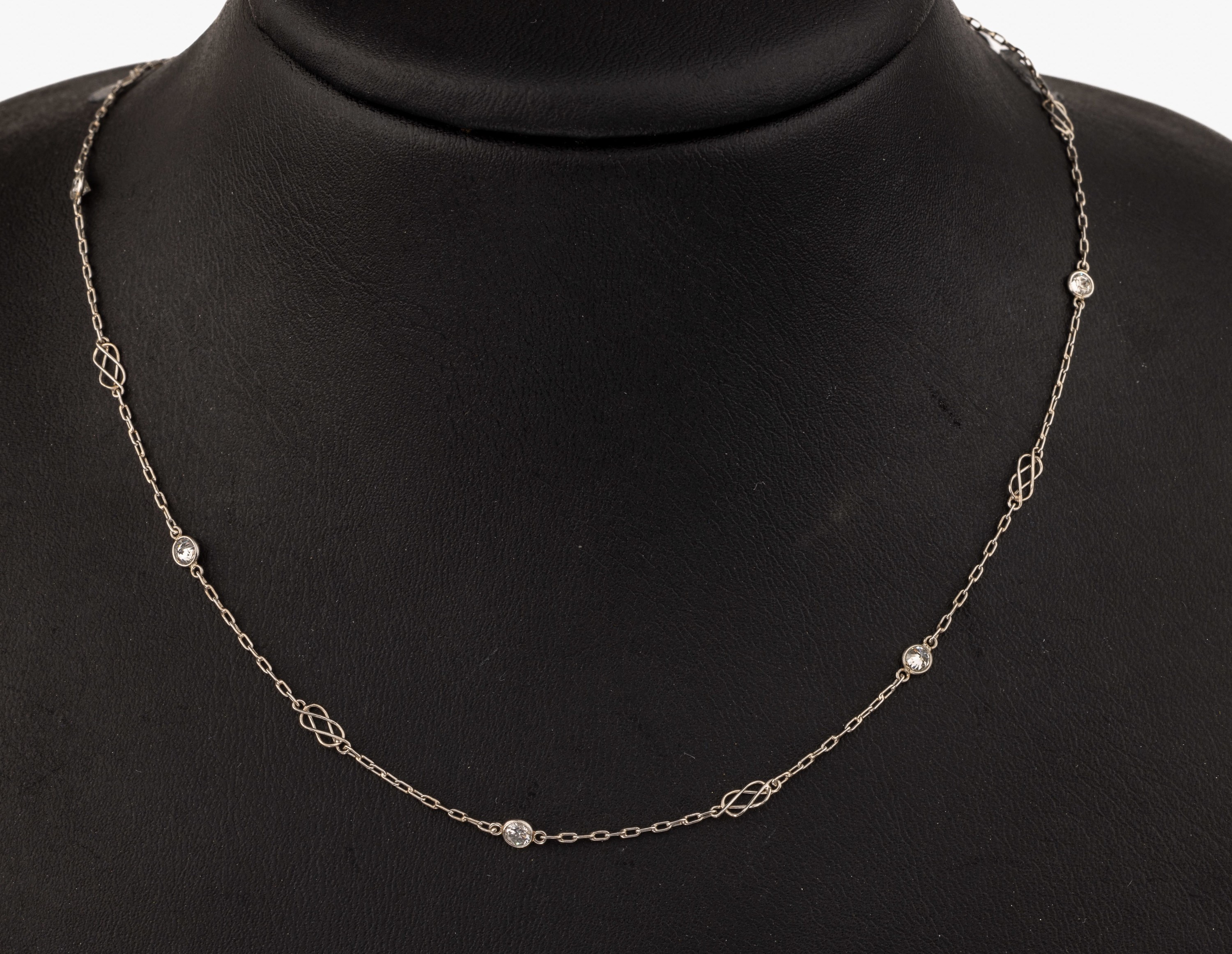 Platin Brillant-Collier, Pt gepr., 20 einzeln gefasste Brillanten zus. ca. 1.82 ct (grav.) Weiß-si-p, L. ca. 100 cm, Federringschließe, ca. 5.9 g