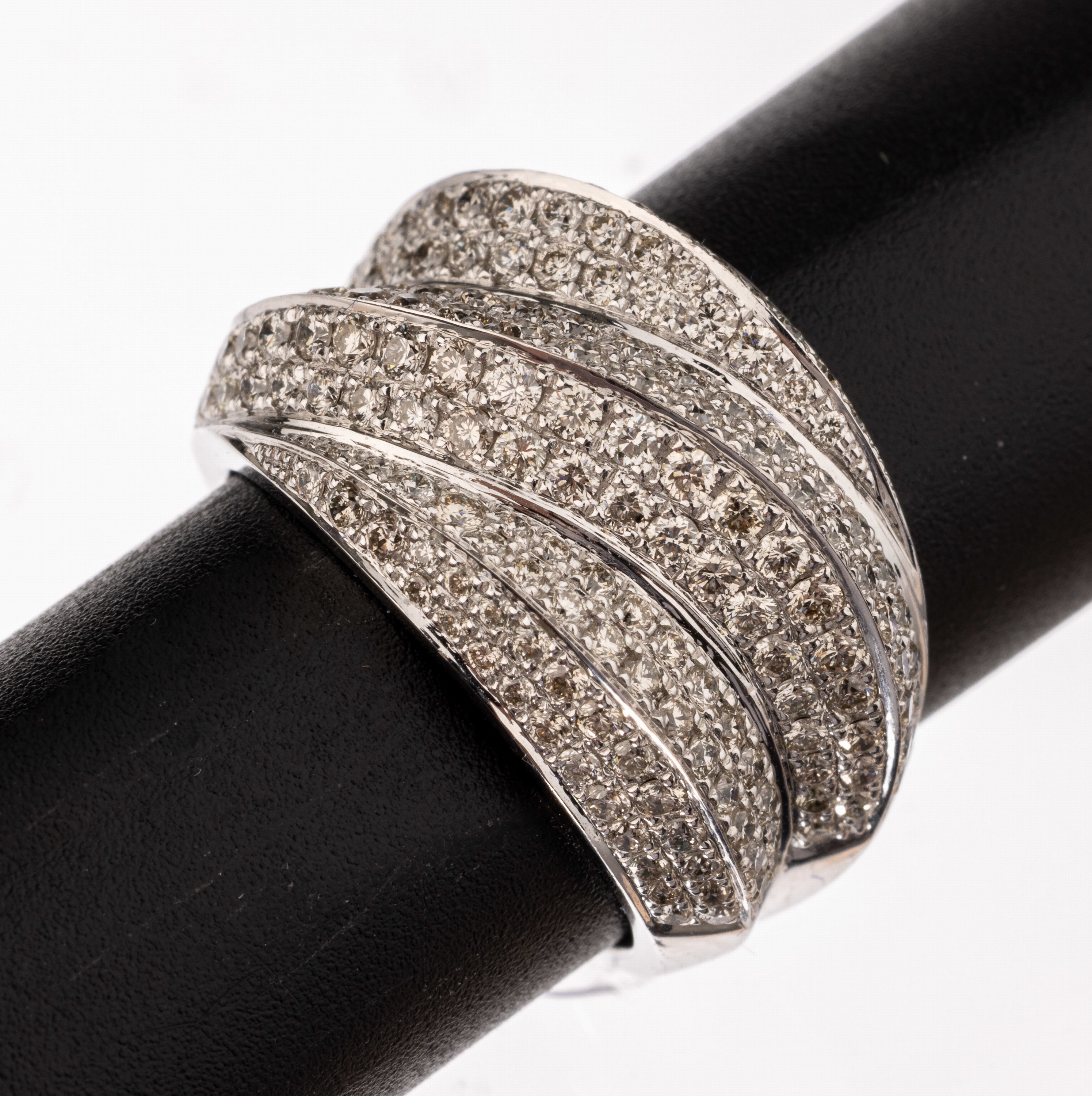 18 kt Gold Brillant-Ring, WG 750/000, Ringkopf wellenförmig, besetzt mit 192 Brillanten zus. ca. 1.85 ct Weiß/si, RW 55, ca. 11.4 g