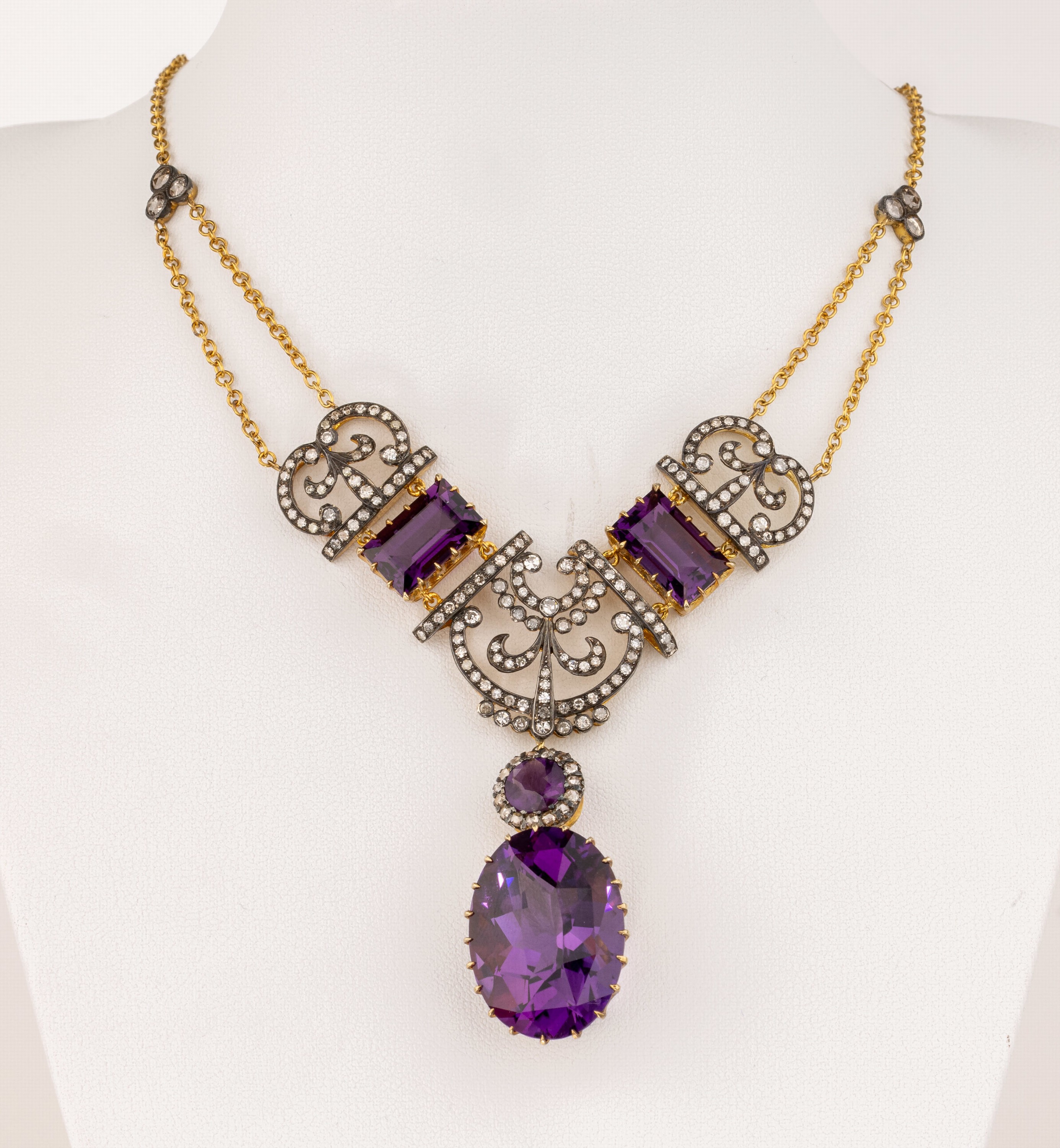 Amethyst-Diamant-Collier, Silber teilverg.,prunkvolles Mittelteil, 4 facett. Amethyste inversch. Schliffformen zus. ca. 42.0 ct, Brillanten und ...