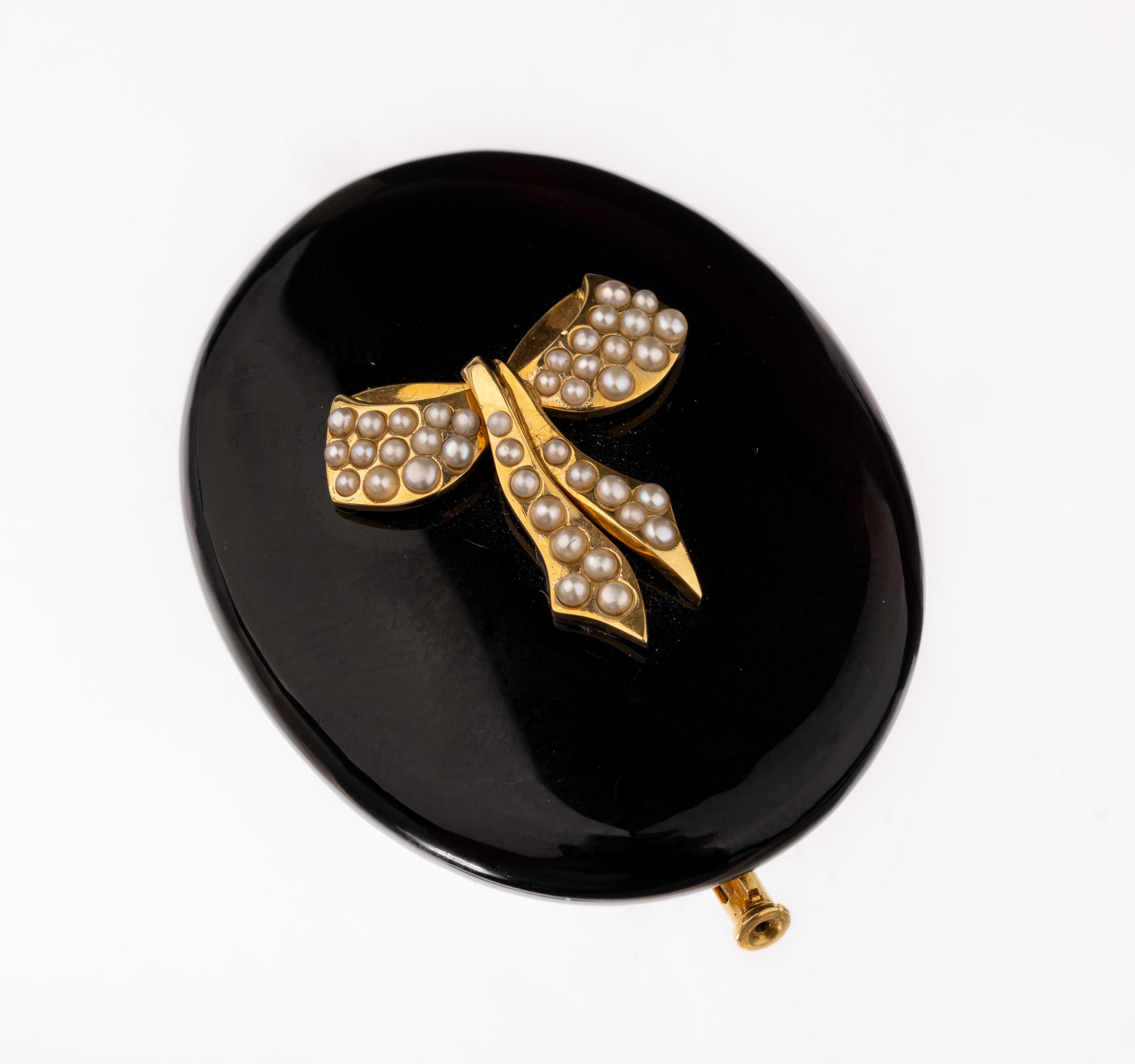 18 kt Gold Onyx-Perlchen-Brosche, GG 750/000, Montur und aufgelegte Schleife GG, Perlchenbesatz, ca. 19.3 g, ca. 4 x 3 cm