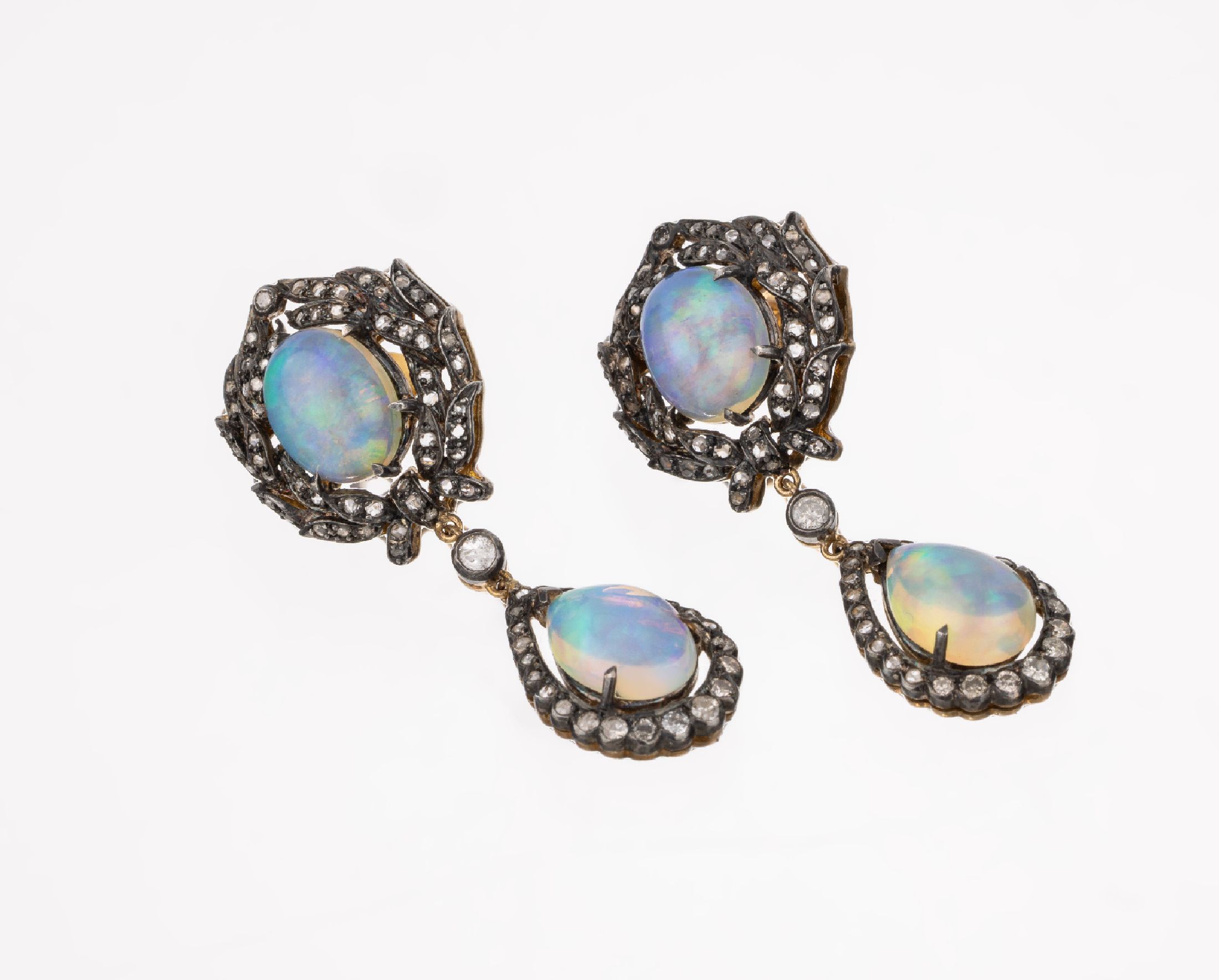 Paar Opal-Diamant-Ohrstecker, Silber teilverg., 4 Opal-Cabochons zus. ca. 8.67 ct, Diamantrosen zus. ca. 0.95 ct, L. ca. 4.5 cm, bewegl., ca. 11.2 g