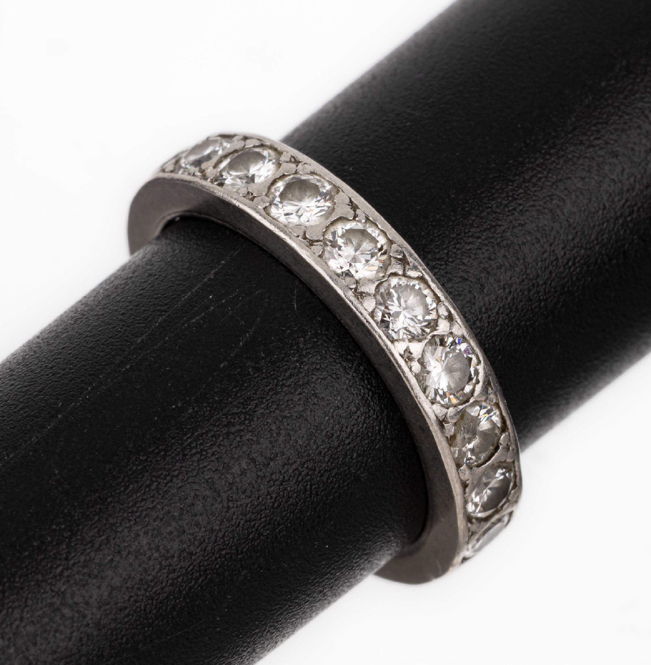 14 kt Gold Brillant-Ring, WG 585/000, 20 Brillanten zus. ca. 1.0 ct Weiß/si, RW 52, ca.5.0 g