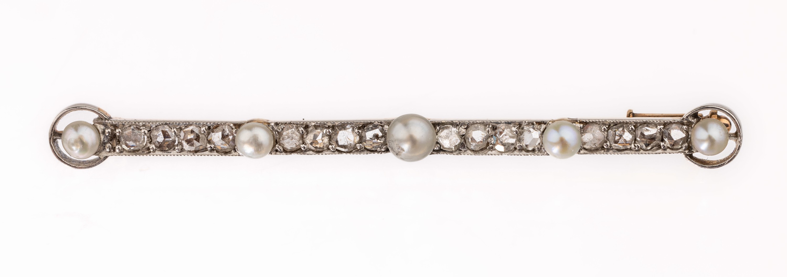 14 kt Gold Perl-Diamant-Brosche, GG 585/000, 5 kl. Zuchtperlen, Diamantrosen zus. ca. 0.20 ct, L. ca. 5.2 cm, ca. 2.9 g