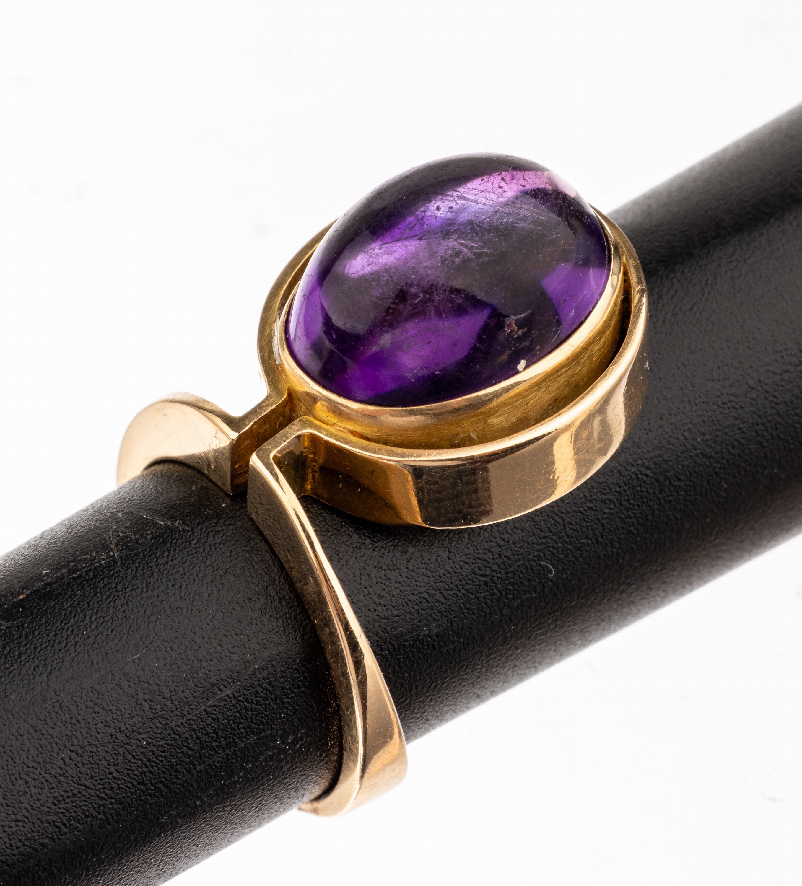 18 kt Gold Amethyst-Ring, GG 750/000, außergewöhnliche Gestaltung, ovaler Amethyst- Cabochon ca. 5.0 ct, RW 51, ca. 9.3 g