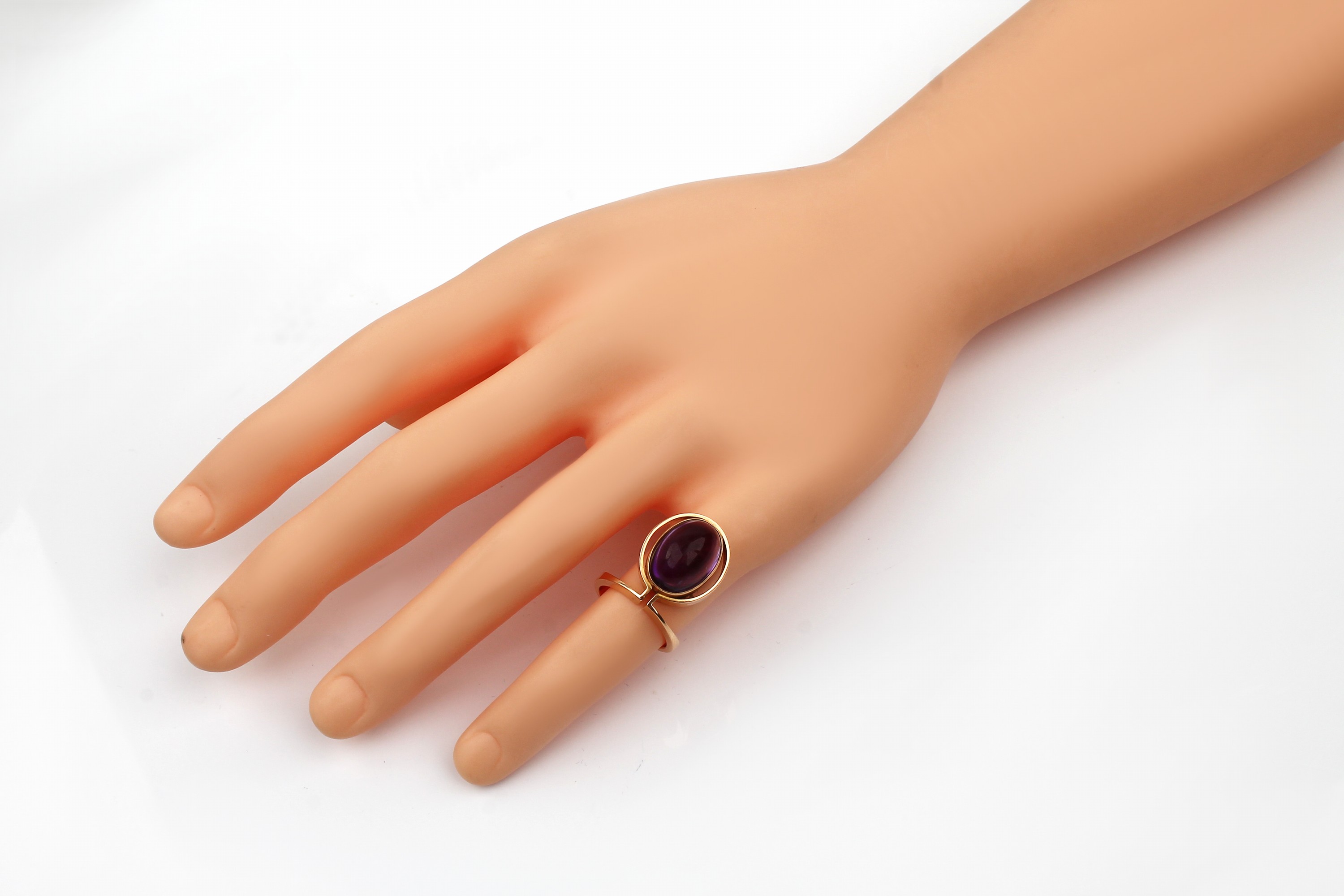 Detail a: 18 kt Gold Amethyst-Ring, GG 750/000, außergewöhnliche Gestaltung, ovaler Amethyst- Cabochon ca. 5.0 ct, RW 51, ca. 9.3 g