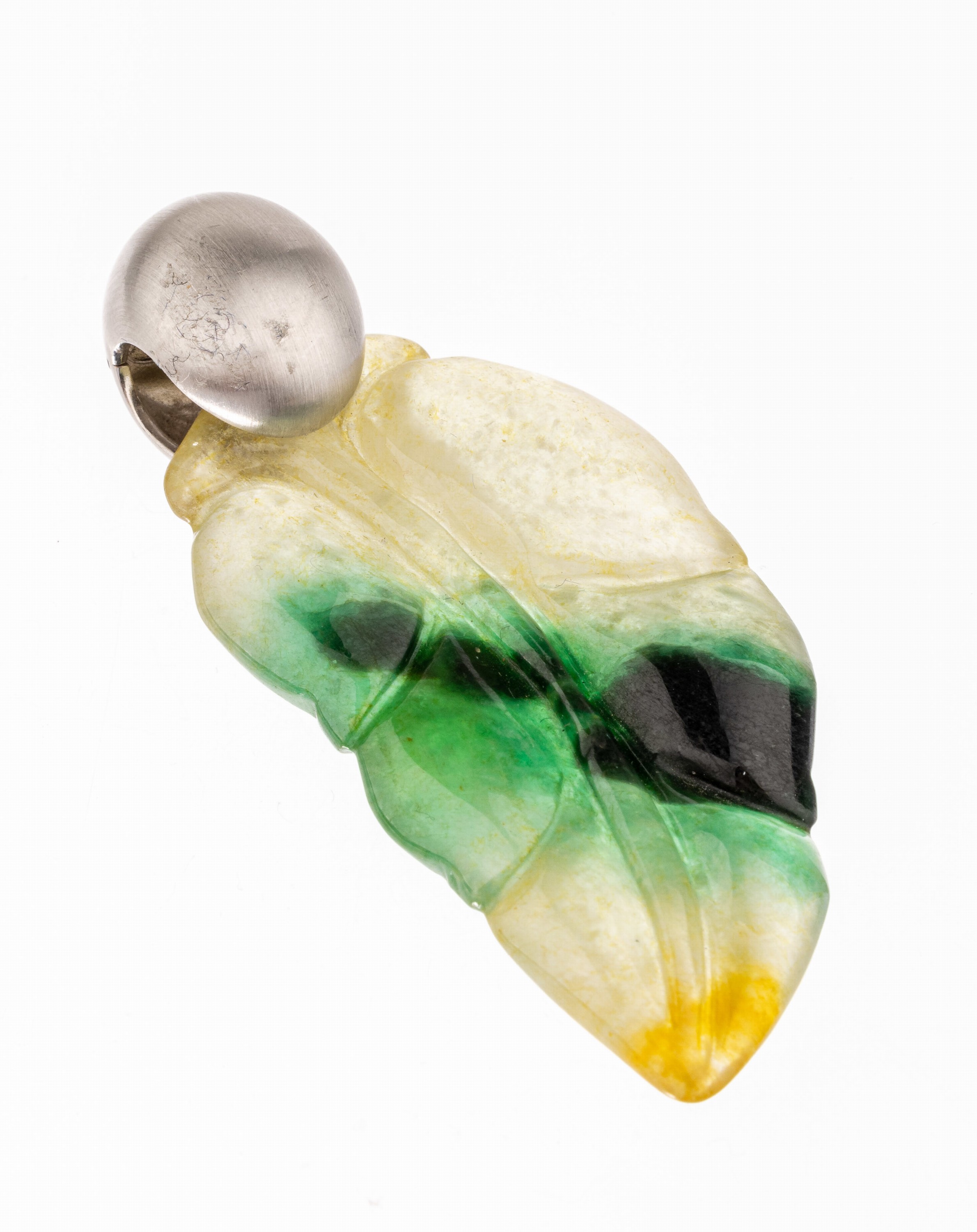 14 kt Gold Jade-Anhänger, WG 585/000, satiniert, Jade in Form eines Blattes mit schönem Farbverlauf, geschnitten und poliert, L. ca. 5.5 cm, ca. ...