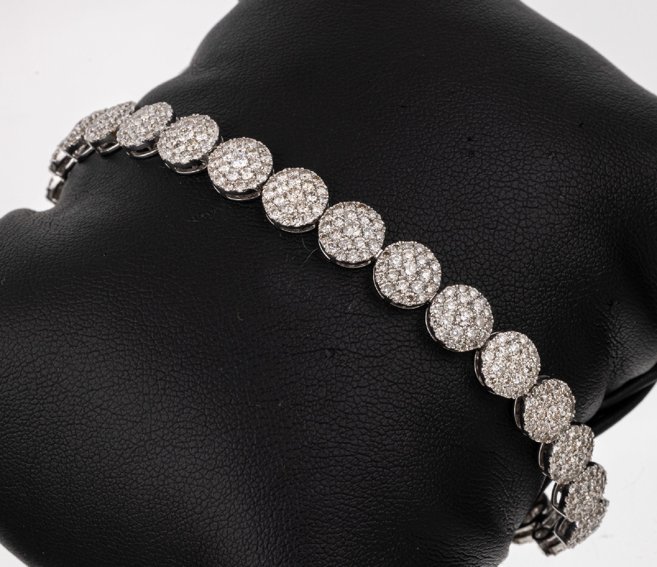 18 kt Gold Brillant-Armband, WG 750/000, 24einzelne runde Glieder mit insg. 528 Brillanten zus. ca. 8.01 ct (grav.) Weiß/si, L. ca. 18.2 cm, ...