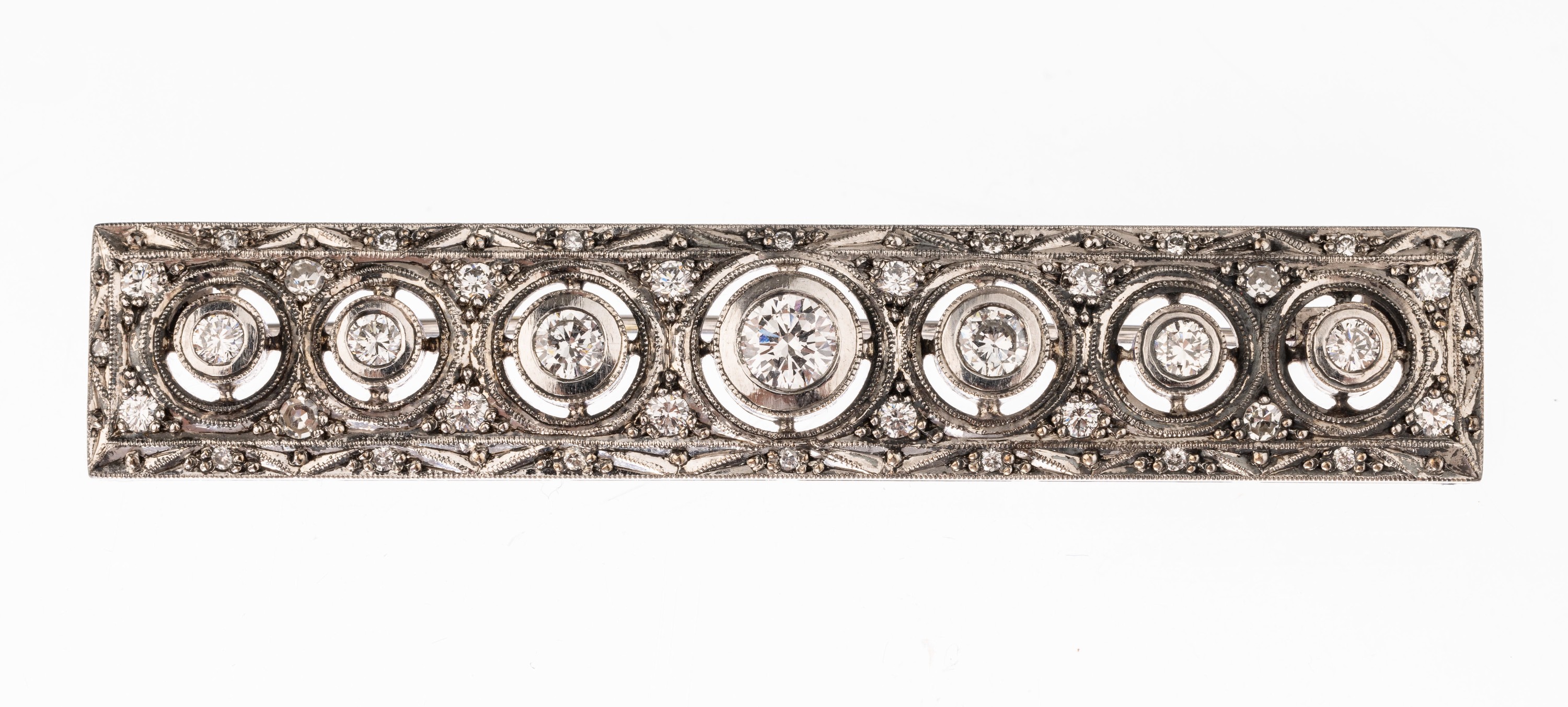 18 kt Gold Brillant-Brosche, WG 750/000, imStil des Art-Deco, Brillanten zus. ca. 2.40 ctWeiß/si, ca. 6.5 x 1.1 cm, ca. 15.7 g