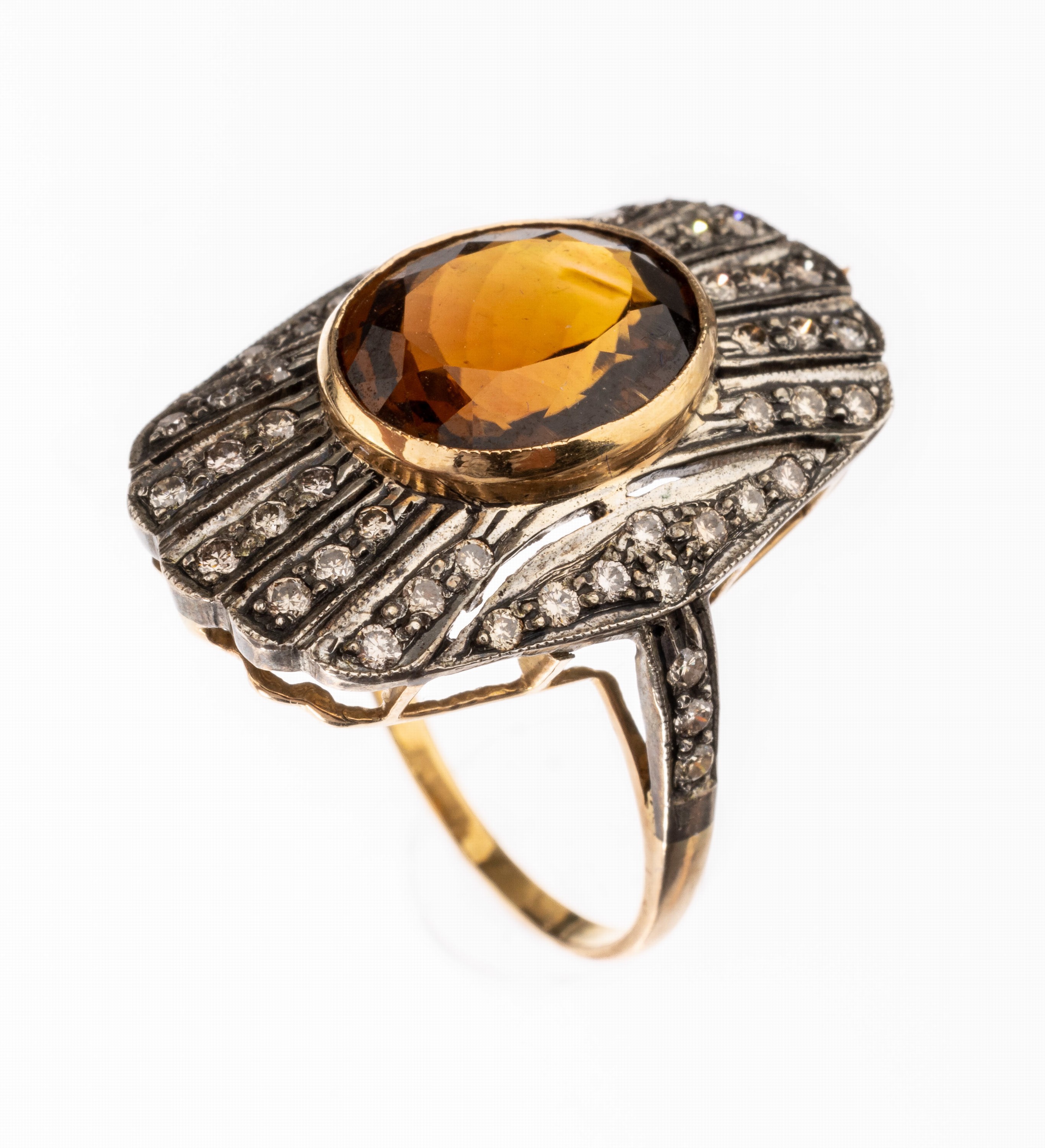 18 kt Gold Citrin-Brillant-Ring, GG/WG 750/000, Ringkopf durchbrochen, ovalfacett. Citrin ca. 4.50 ct, Brillanten zus. ca. 0.62 ct Getönt-Braun/p, ...
