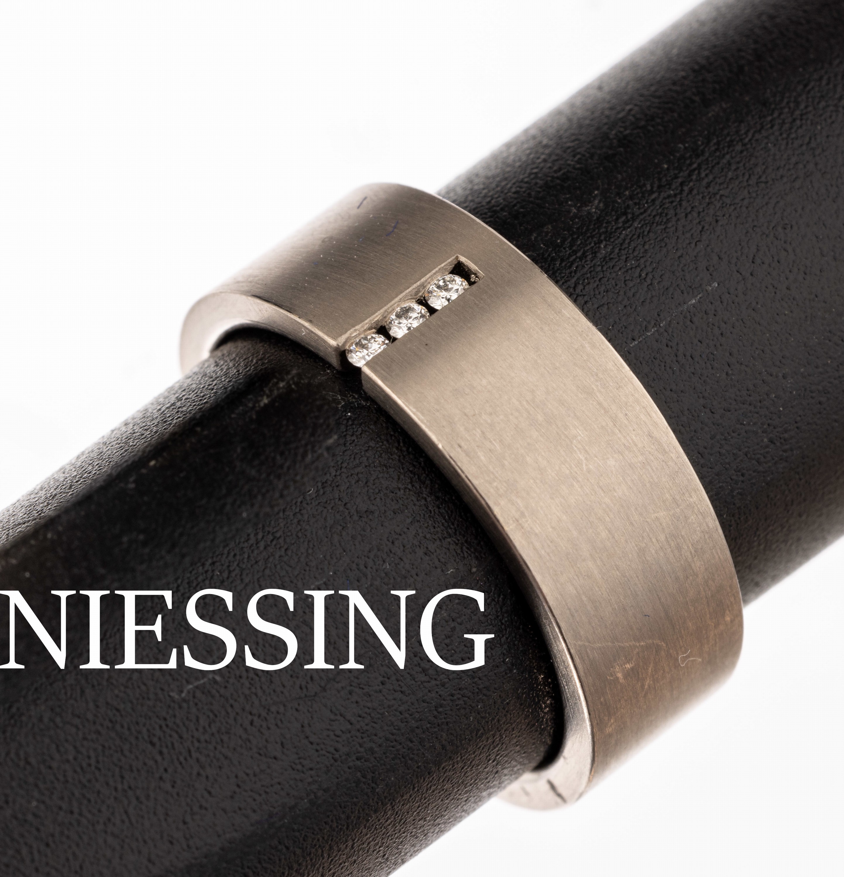 18 kt Gold NIESSING Brillant-Ring, WG 750/000, 3 Brillanten zus. ca. 0.04 ct Weiß/si, ca. 11.7 g, fein satiniert, RW 56
