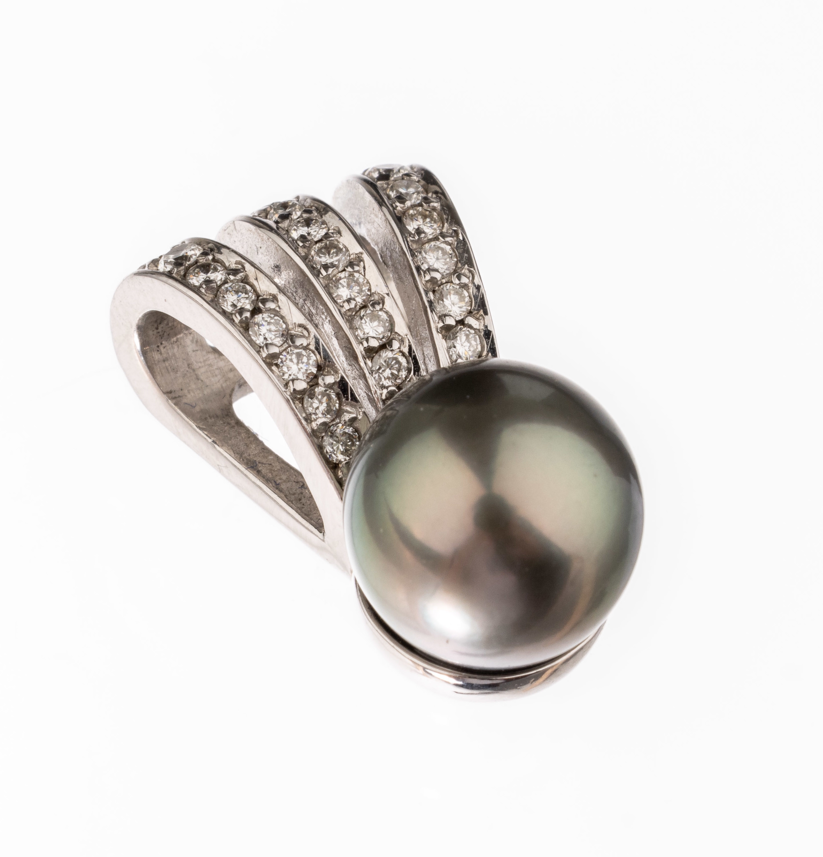 14 kt Gold Brillant-Perl-Anhänger, WG 585/000, 30 Brillanten zus. ca. 0.32 ct Weiß/si, Tahitizuchtperle, D. ca. 9.6 mm, ca. 2 x 1 cm, ca. 5.3 g