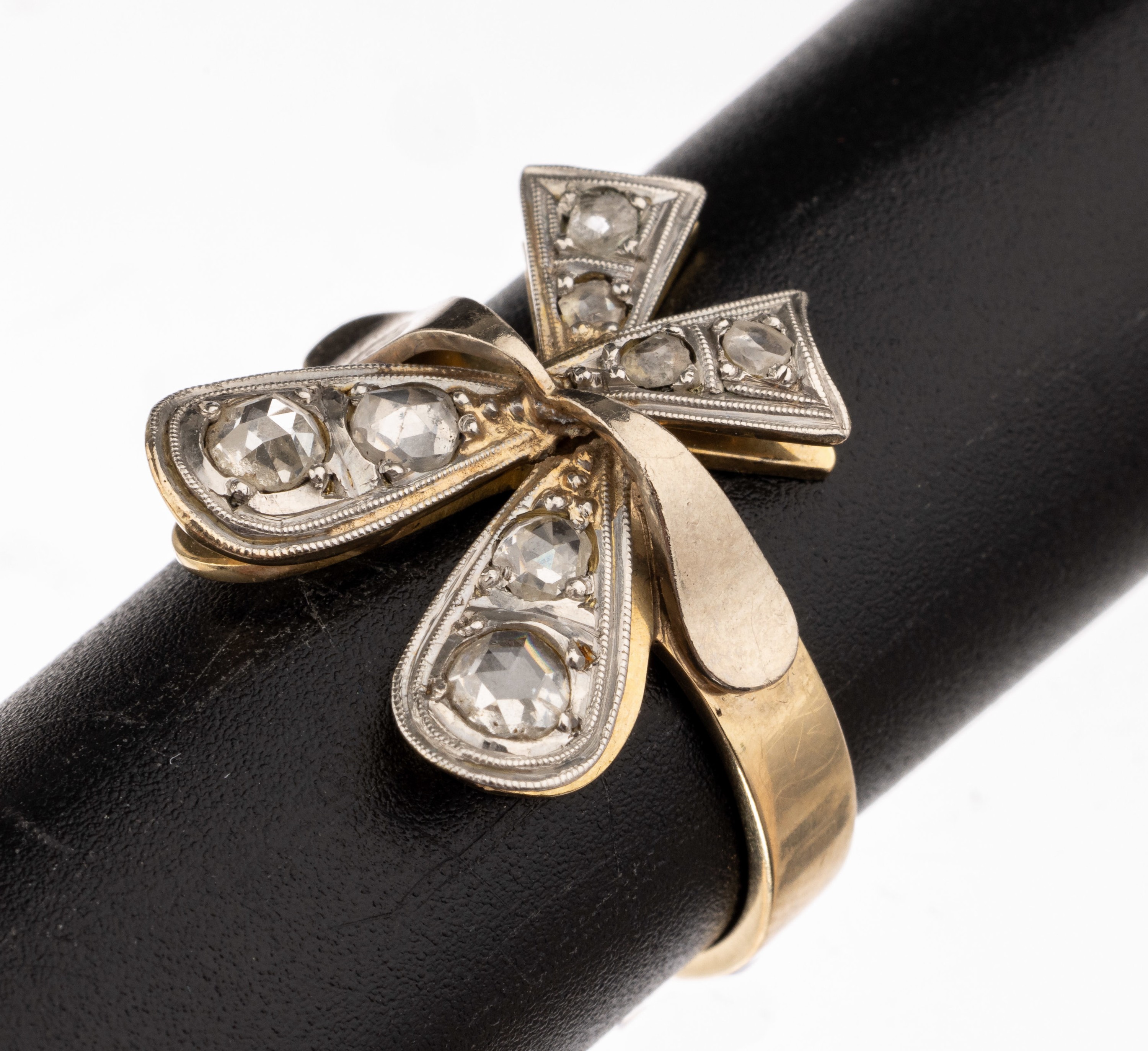 14 kt Gold Diamant-Ring, GG/WG 585/000, Ringkopf schleifenförmig, 8 Diamantrosen zus. ca. 1.10 ct, RW 58, ca. 5.6 g
