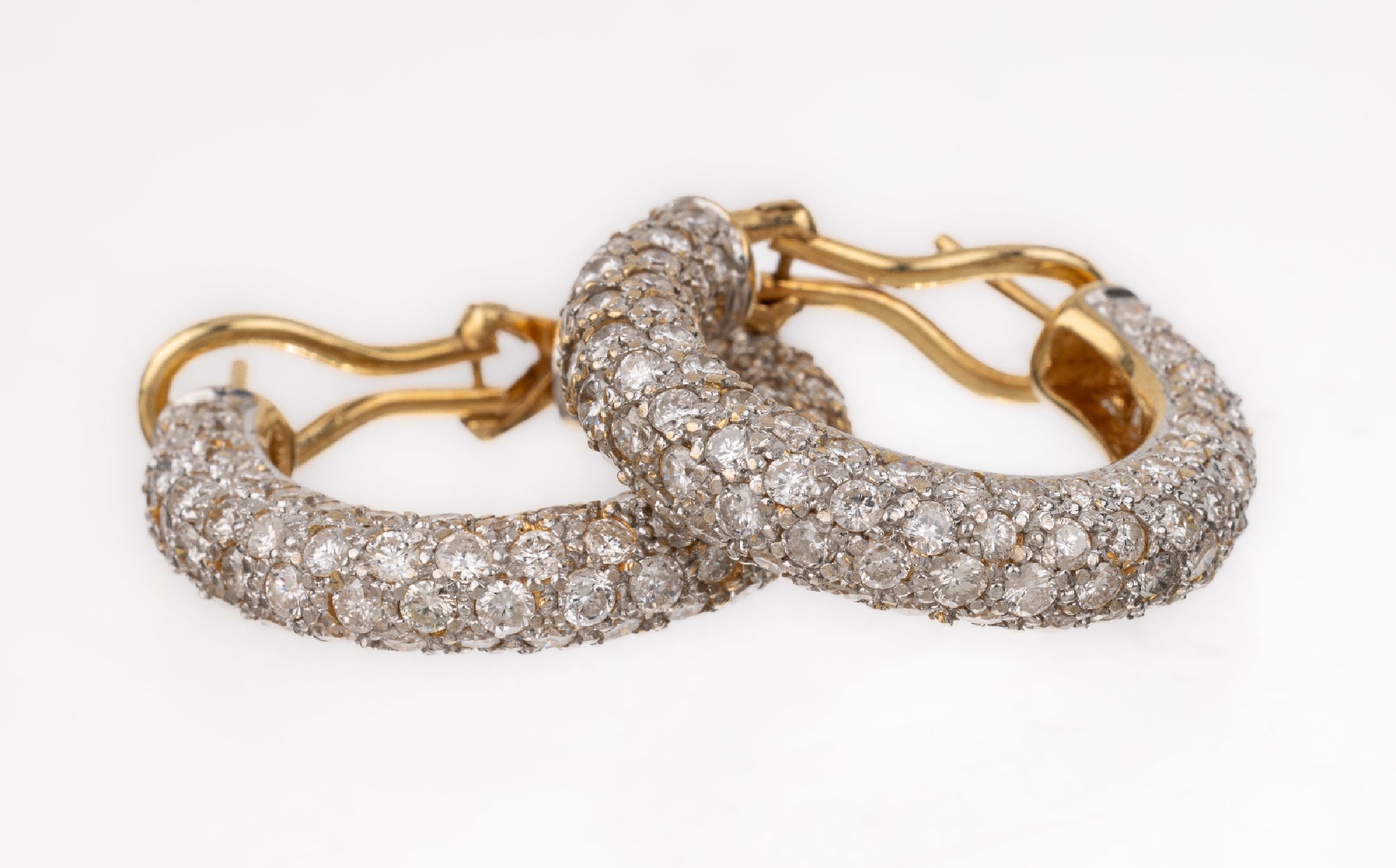 Paar 18 kt Gold Brillant-Ohrcreolen, GG 750/000, Brillanten zus. ca. 6.0 ct Weiß/si, D ca. 2.3 cm, ca. 14.7 g