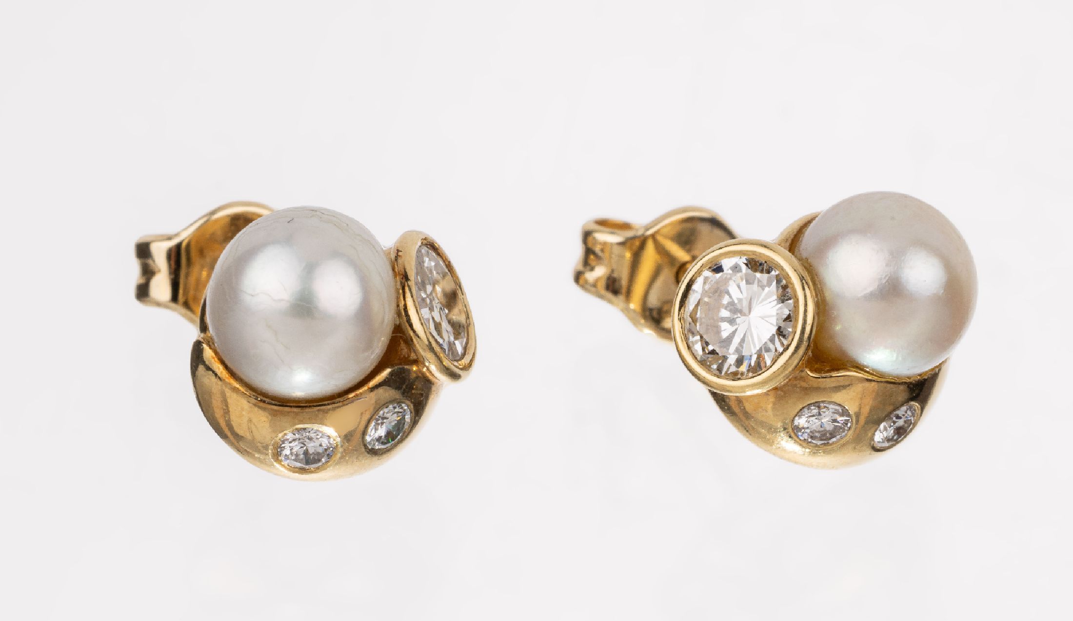 Paar 14 kt Gold Perl-Brillant-Ohrstecker, GG 585/000, 2 Akoyazuchtperlen D ca. 6.9 mm, 6 Brillanten zus. ca. 0.80 ct Weiß/si,ca. 5.4 g