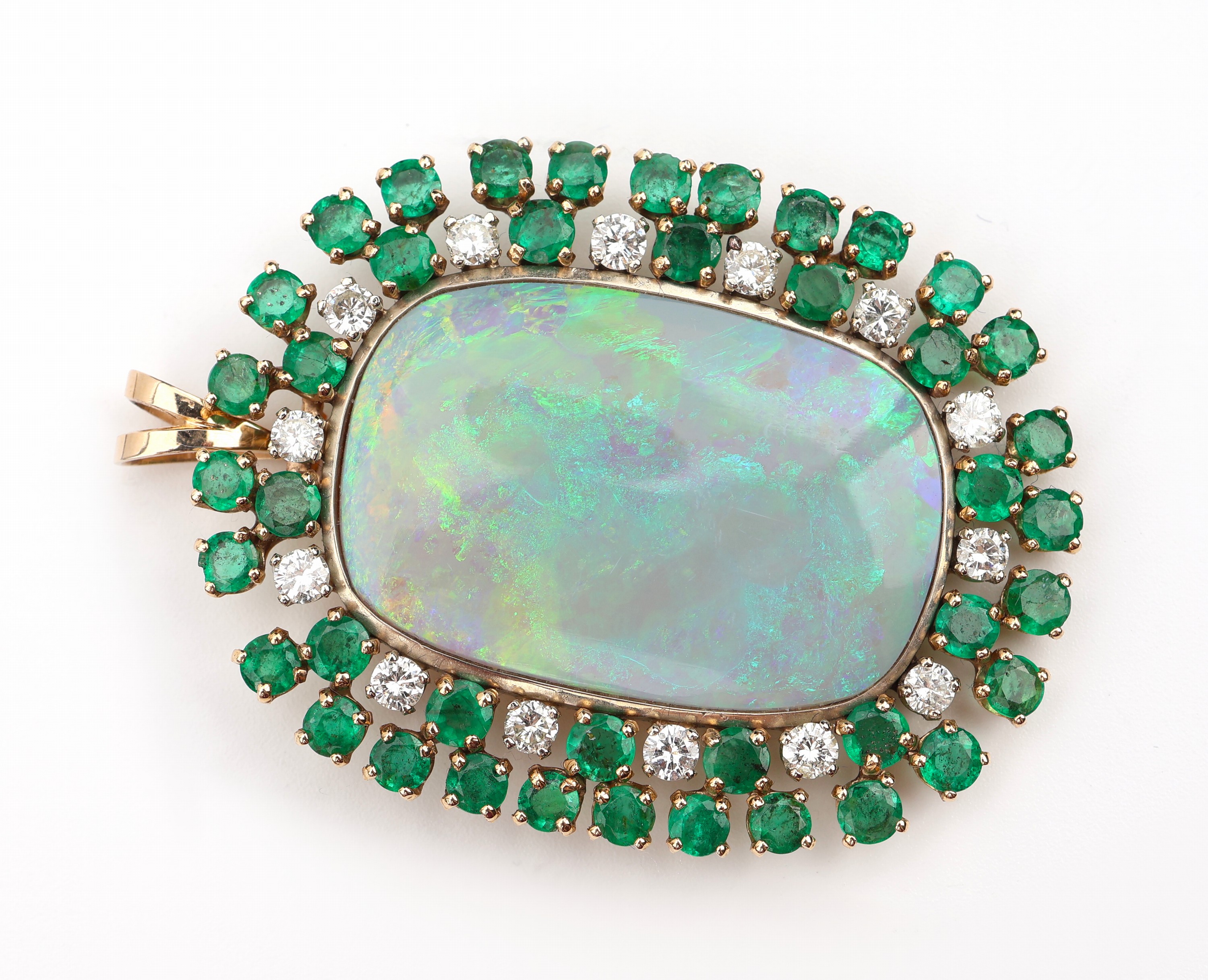 Detail a: 18 kt Gold Opal-Smaragd-Brillant-Anhänger, GG 750/000, ovaler Opalcabochon ca. 30 ct, 42 rundfacett. Smaragde 3.0 ct, 14 Brillanten zus. ca. 0.70 ...