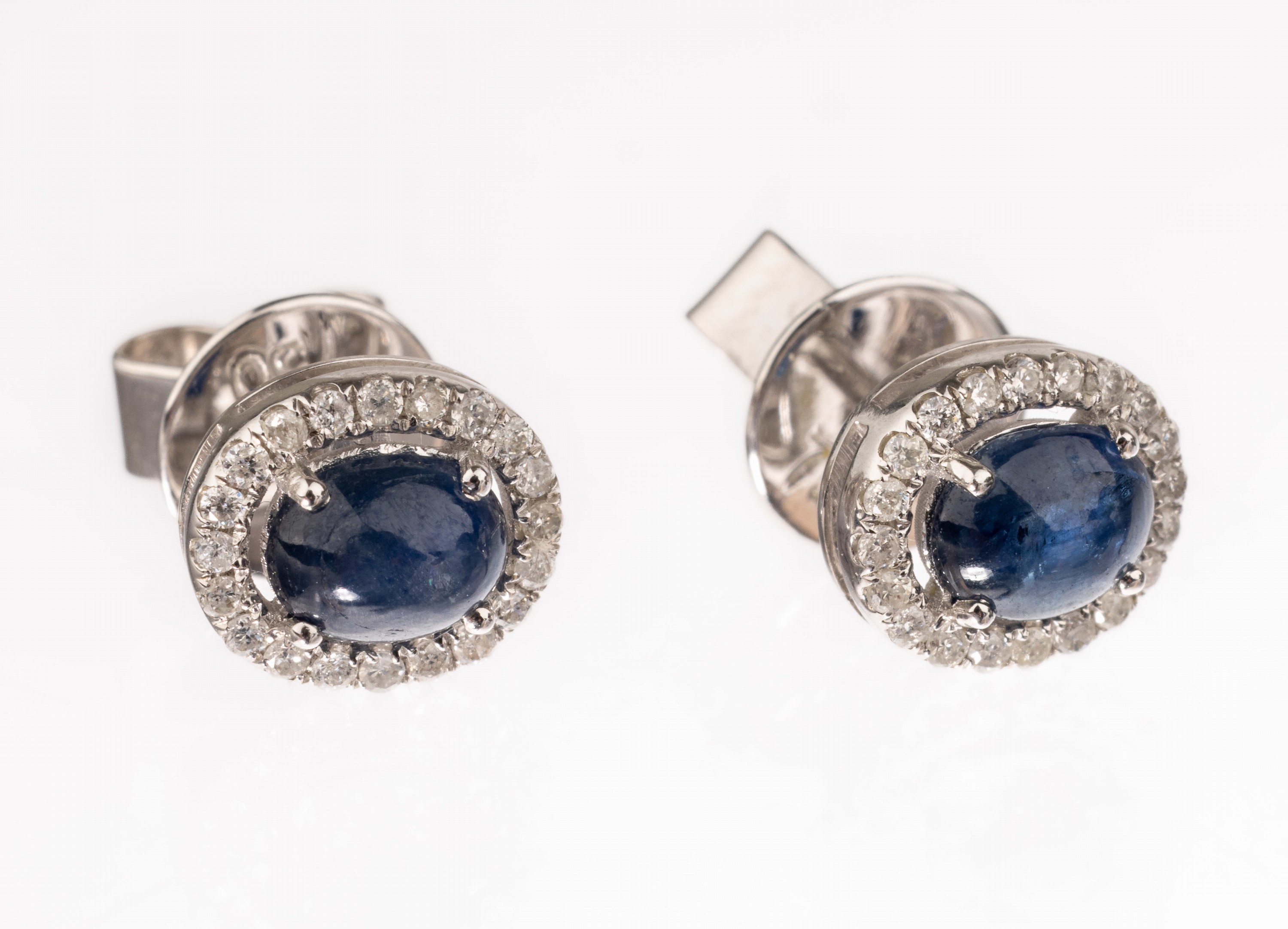 Paar 18 kt Gold Saphir-Diamant-Ohrstecker, WG 750/000, 2 ovale Saphir-Cabochons zus. ca. 1.01 ct, 8/8-Diamanten zus. ca. 0.18 ct Weiß/si-p, ca. 2.4 ...