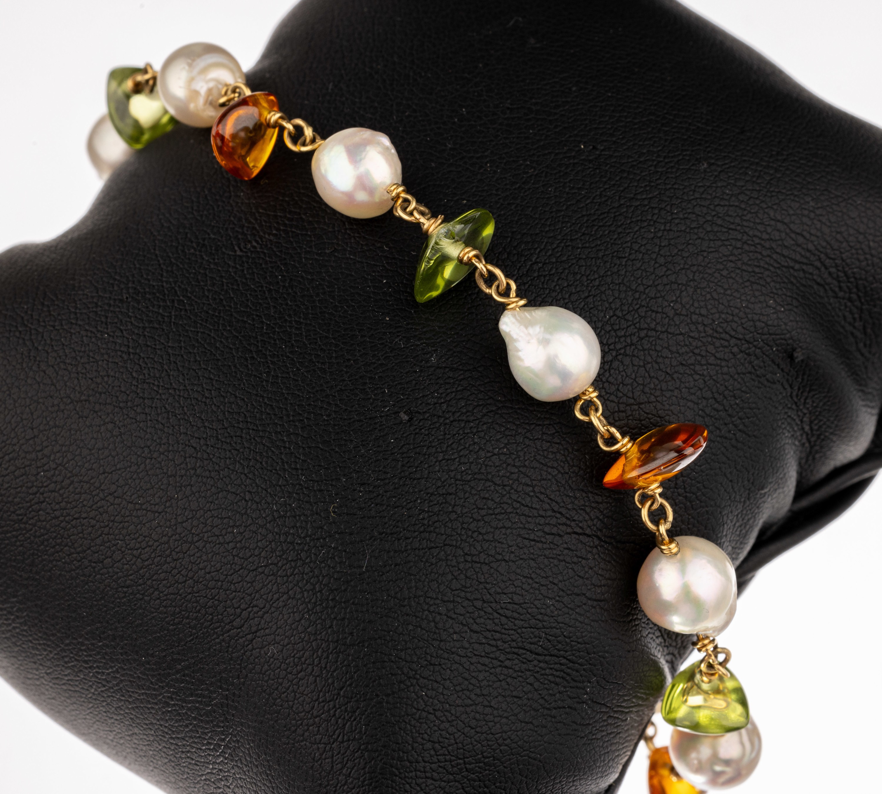 18 kt Gold Perl-Farbstein-Armband, GG 750/000, barocke weiße Zuchtperlen, D. ca. 8 -8.4 mm, Citrin- und Peridottriangeln zus. ca. 5.0 ct, ...