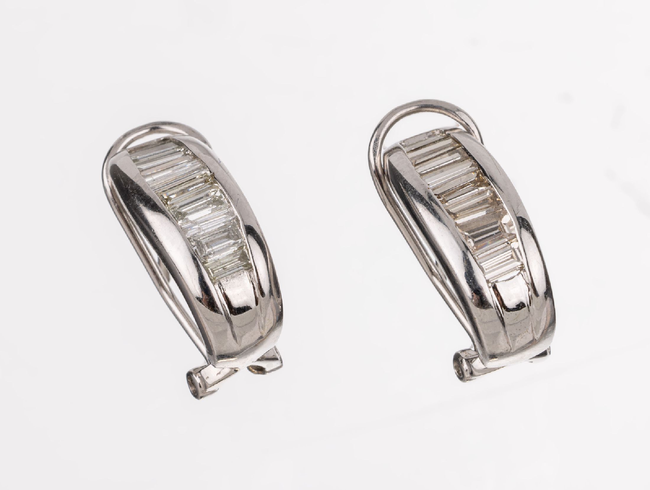 Paar 18 kt Gold Diamant-Ohrclipstecker, WG 750/000, Diamant-Baguettes und -Trapeze zus. ca. 2.0 ct Weiß/si, ca. 6.6 g