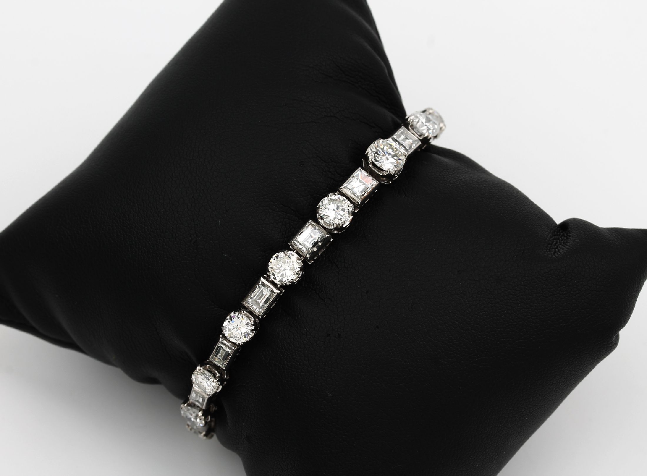 Prunkvolles Platin Diamant-Armband, um 1920, PT, Unterkaderung, 40 Brillanten, Altschliff-Diamanten, -baguettes und -carrees zus. ca. 19 ct ...