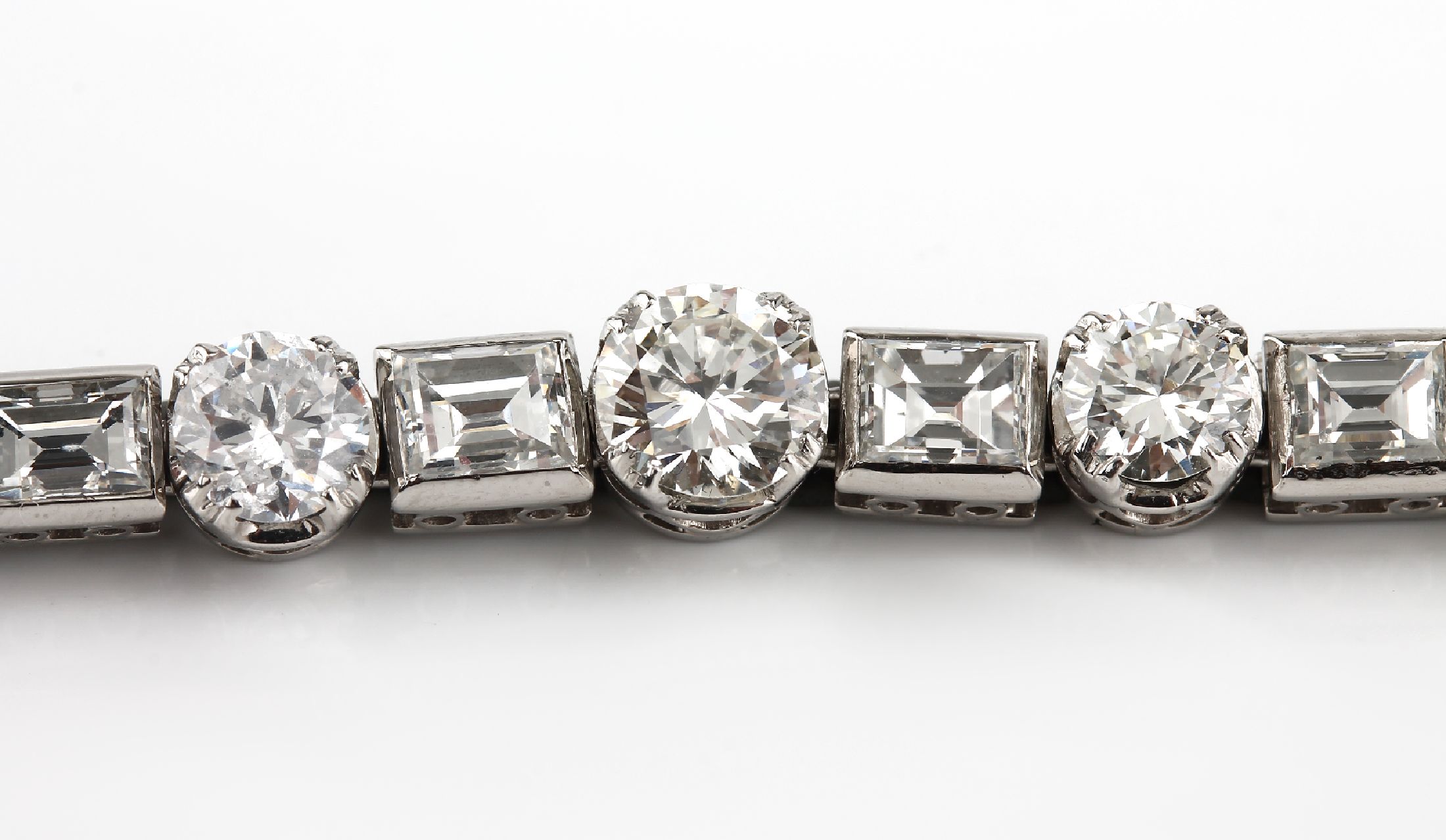 Detail a: Prunkvolles Platin Diamant-Armband, um 1920, PT, Unterkaderung, 40 Brillanten, Altschliff-Diamanten, -baguettes und -carrees zus. ca. 19 ct ...