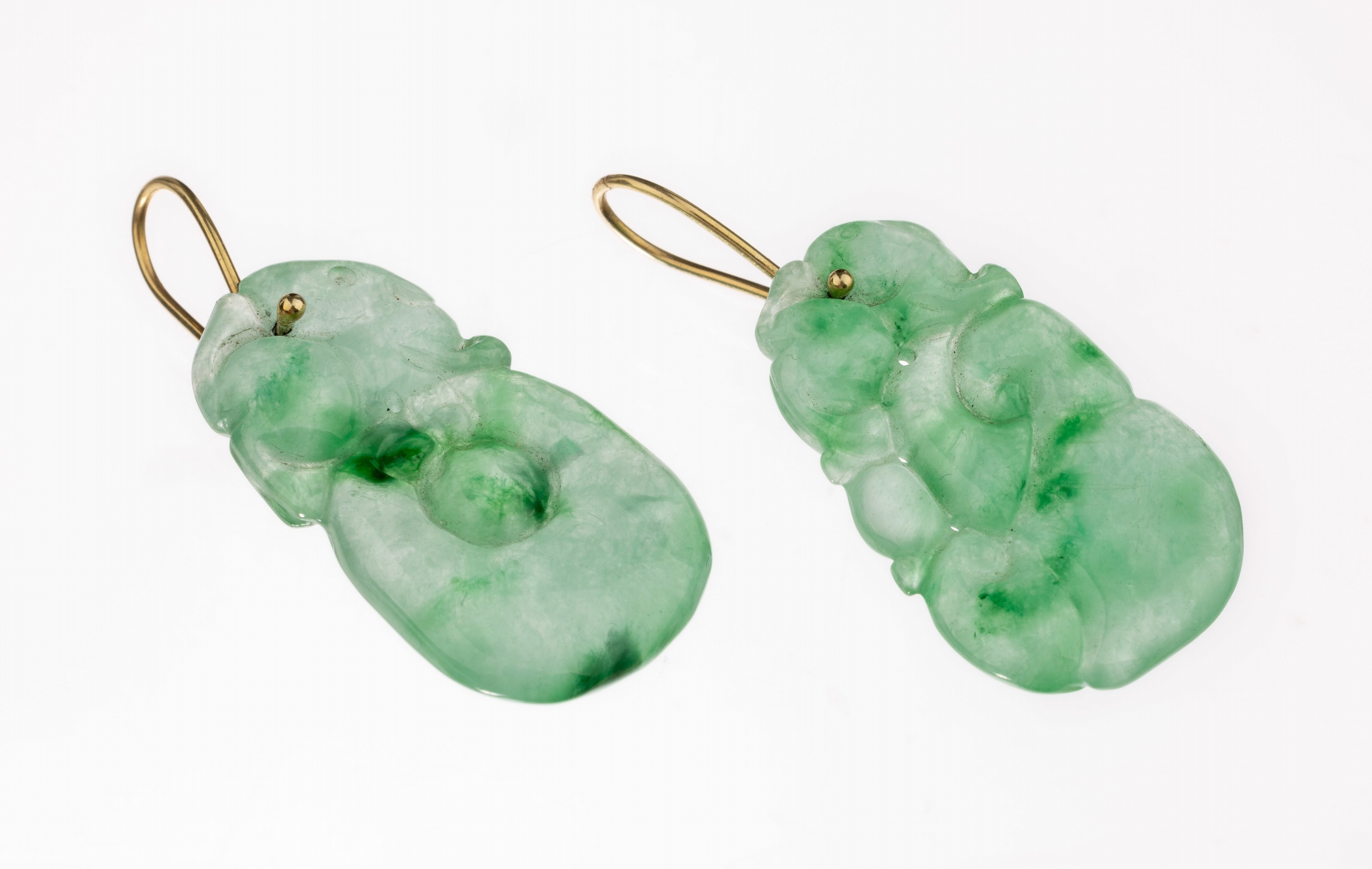 Paar 14 kt Gold Jade-Ohrgehänge, GG 585/000, Jade geschnitten und poliert mit Früchtemotiv, L. ca. 4.5 cm, ca. 13.5 g