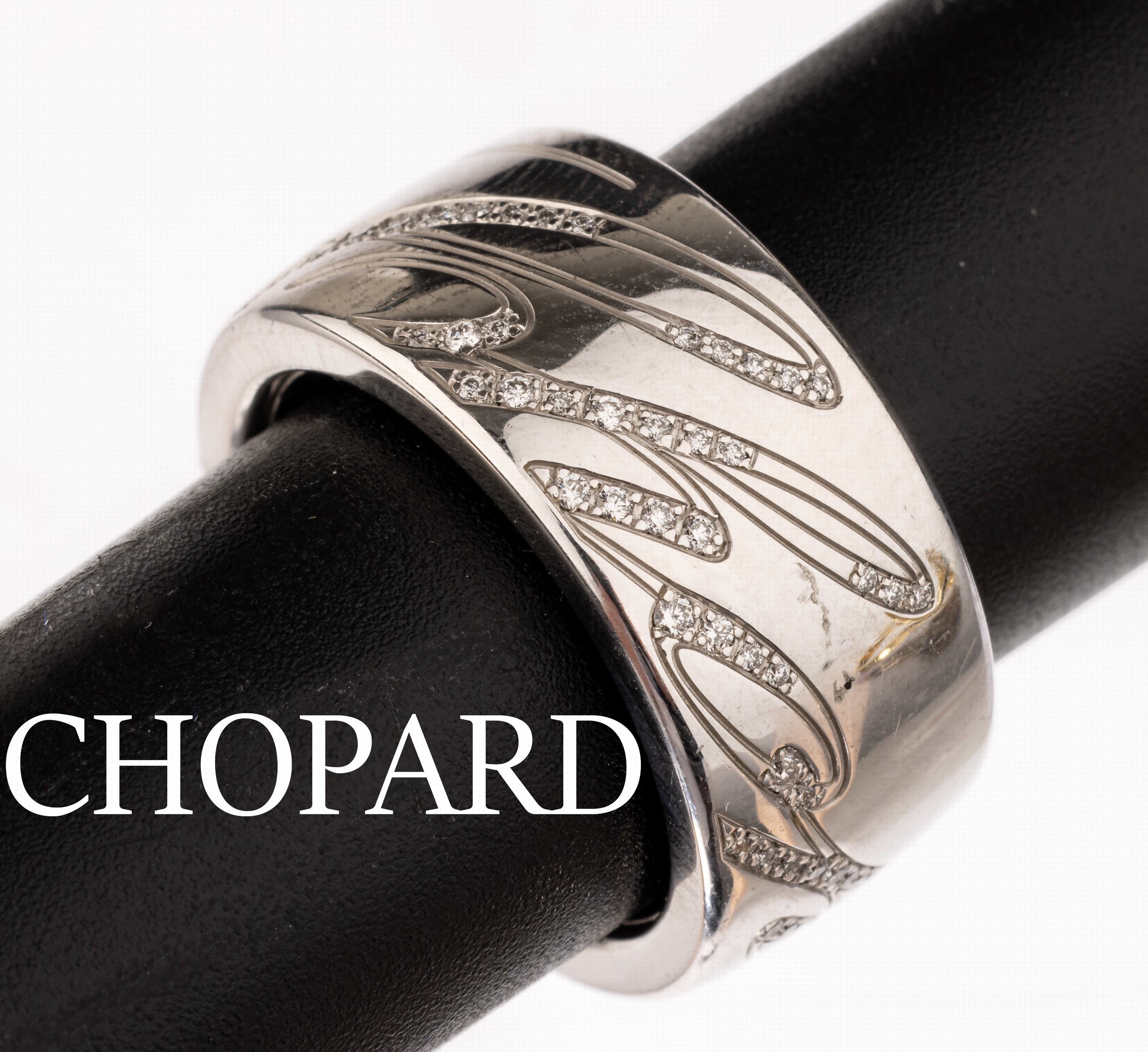 18 kt Gold CHOPARD Brillant-Ring, WG 750/000, Schriftzug Chopard mit Brillanten zus. ca. 0.70 ct Weiß/si, drehbar, ca. 19.6 g,RW 54, sign. und num.