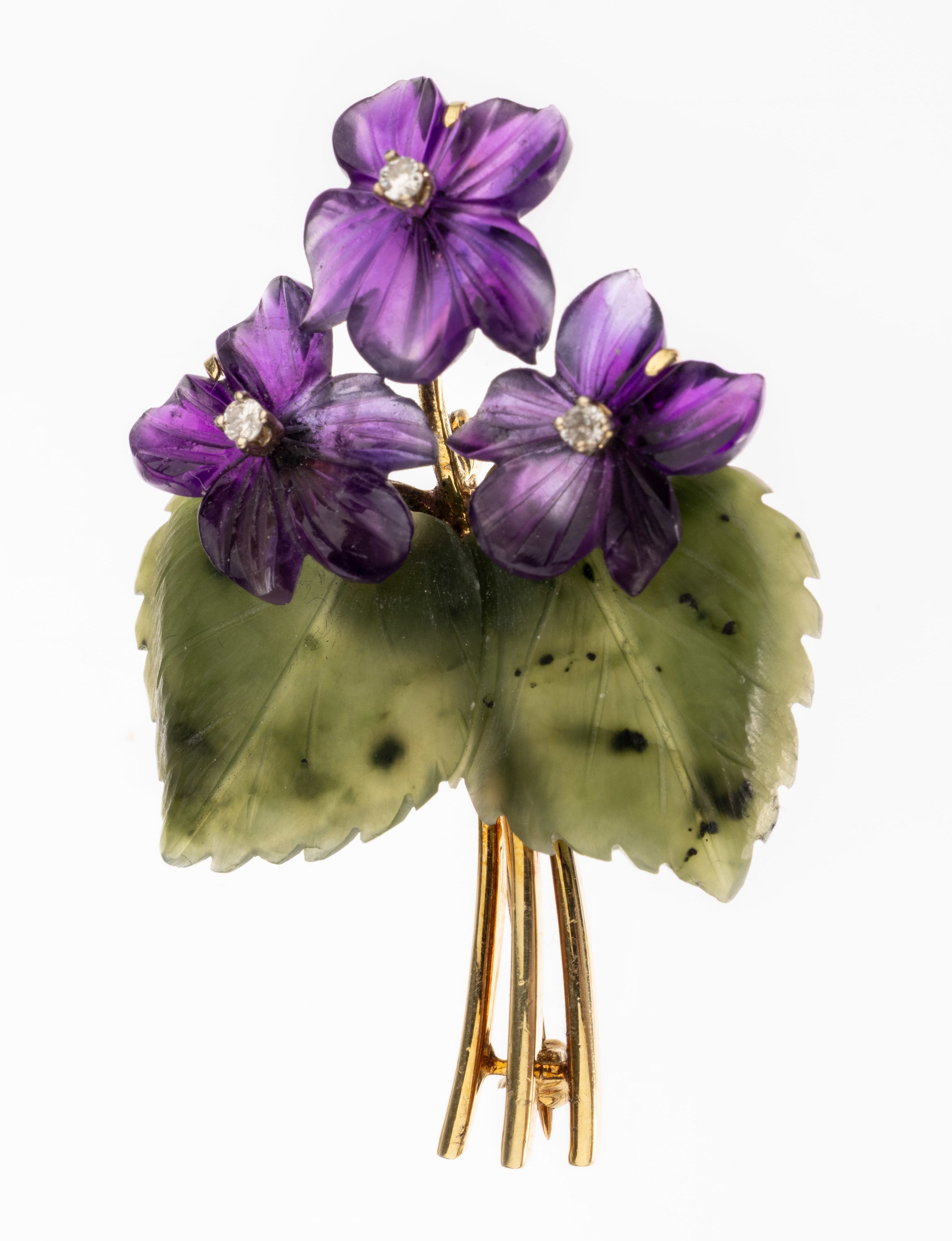 14 kt Gold Veilchenbrosche, GG 585/000, 3 Amethystblüten und 2 Nephritblätter geschnitten, geschliffen und grav., Blütenstempel mit kl. ...