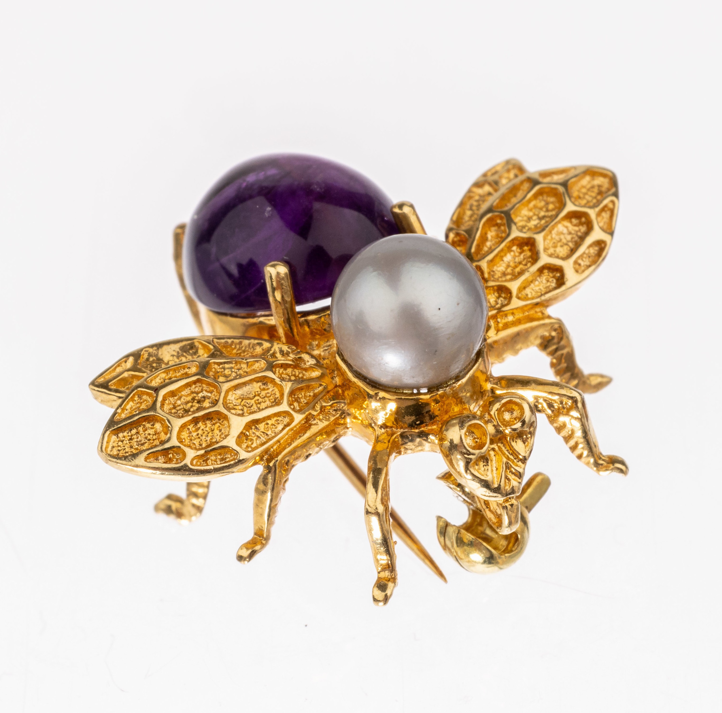 18 kt Gold Amethyst-Perl-Brosche "Fliege", GG 750/000, Flügel strukturiert, 1 ovaler Amethyst-Cabochon, 1 silbergraue Zuchtperle, D. ca. ...