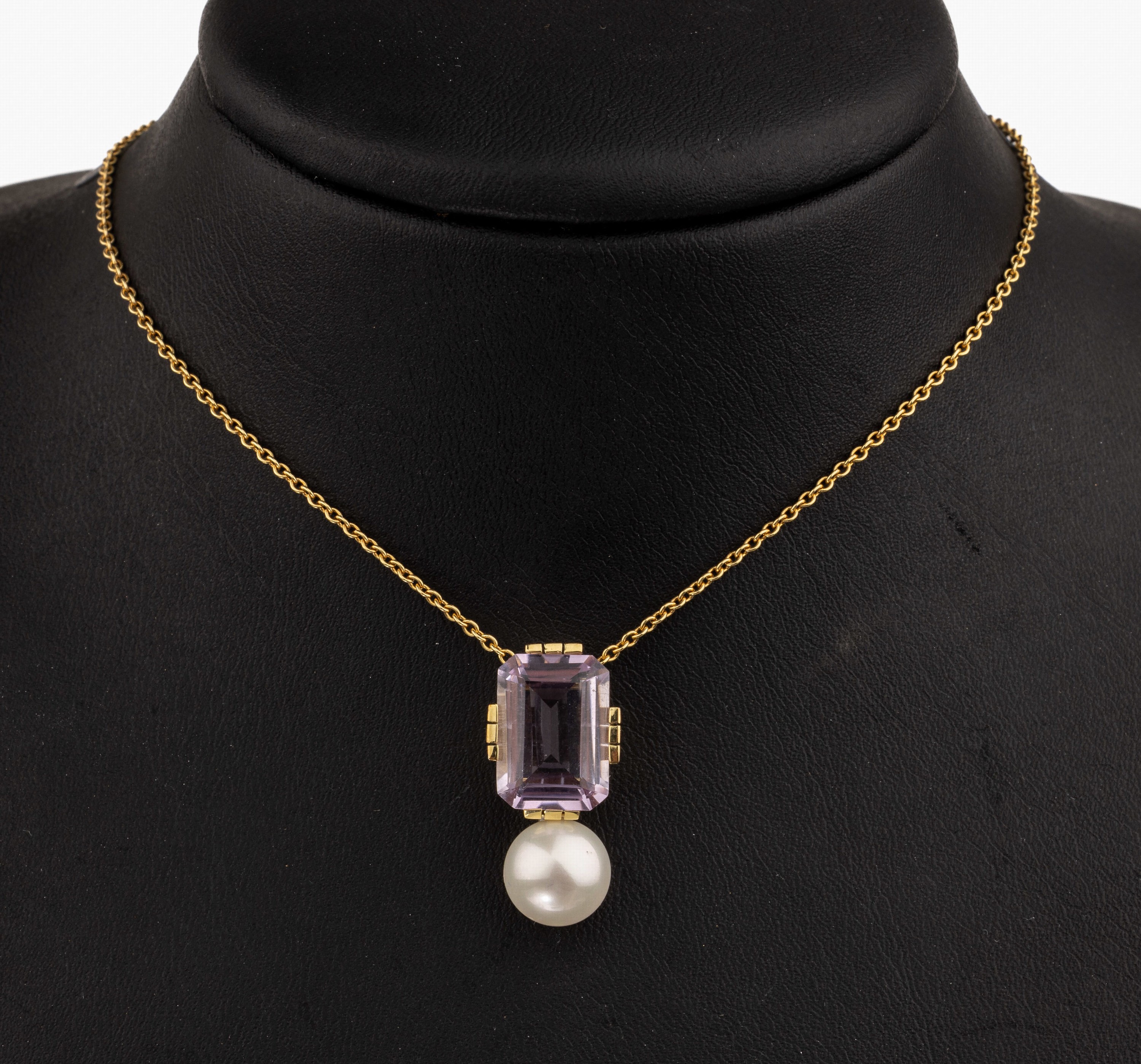 14 kt Gold Amethyst-Zuchtperl-Anhänger, GG 585/000, Akoyazuchtperle D. ca. 9.9 mm, Amethyst im Treppenschliff zus. ca. 6.0 ct, L.ca. 2.5 cm, an ...