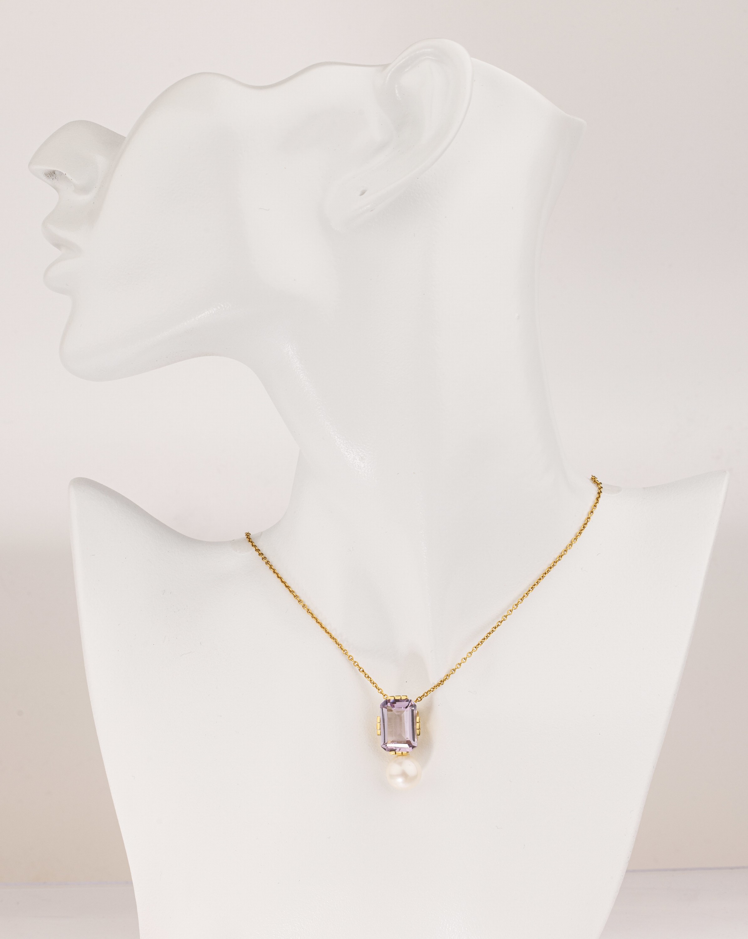 Detail a: 14 kt Gold Amethyst-Zuchtperl-Anhänger, GG 585/000, Akoyazuchtperle D. ca. 9.9 mm, Amethyst im Treppenschliff zus. ca. 6.0 ct, L.ca. 2.5 cm, an ...