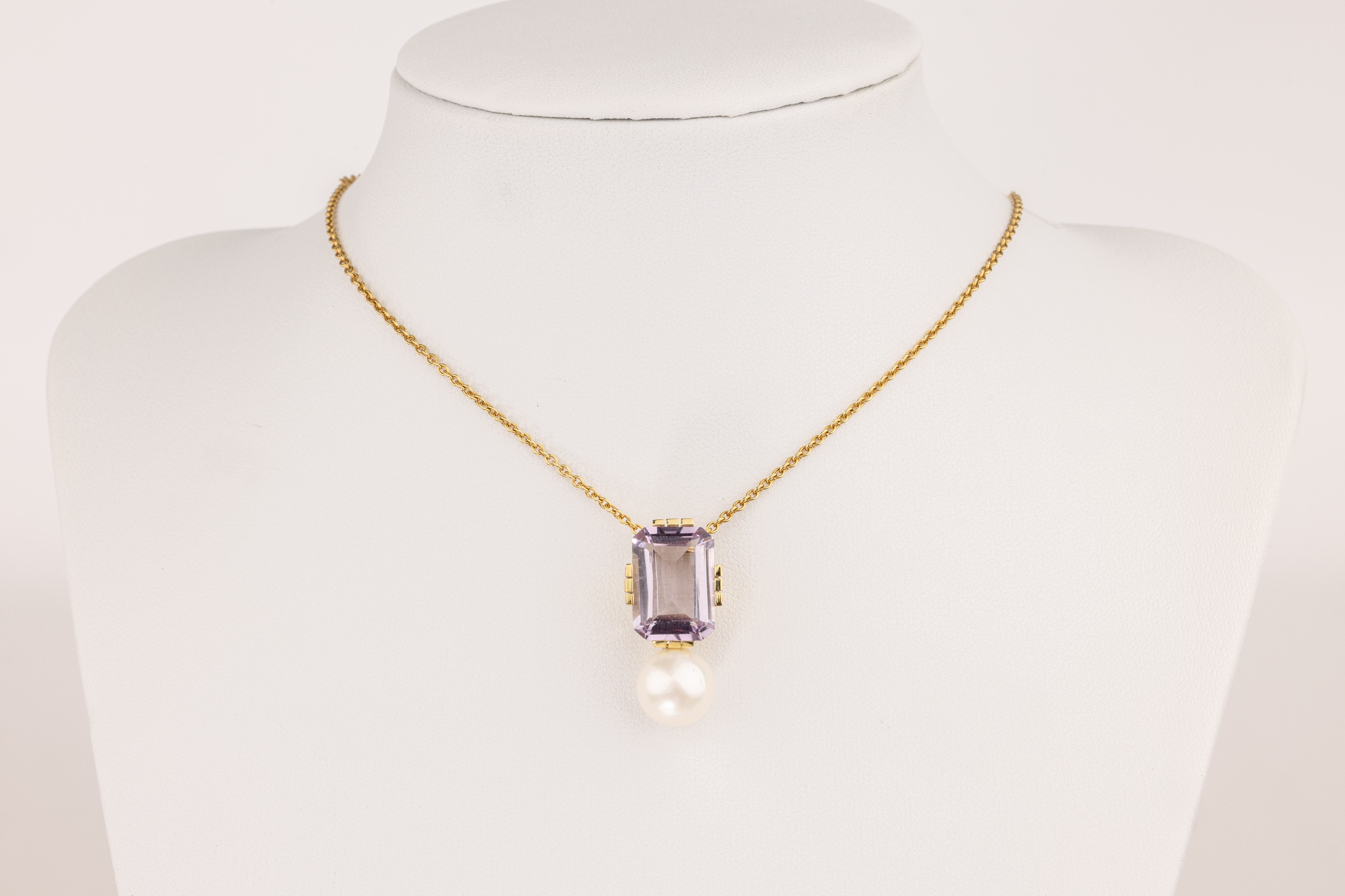 Detail b: 14 kt Gold Amethyst-Zuchtperl-Anhänger, GG 585/000, Akoyazuchtperle D. ca. 9.9 mm, Amethyst im Treppenschliff zus. ca. 6.0 ct, L.ca. 2.5 cm, an ...