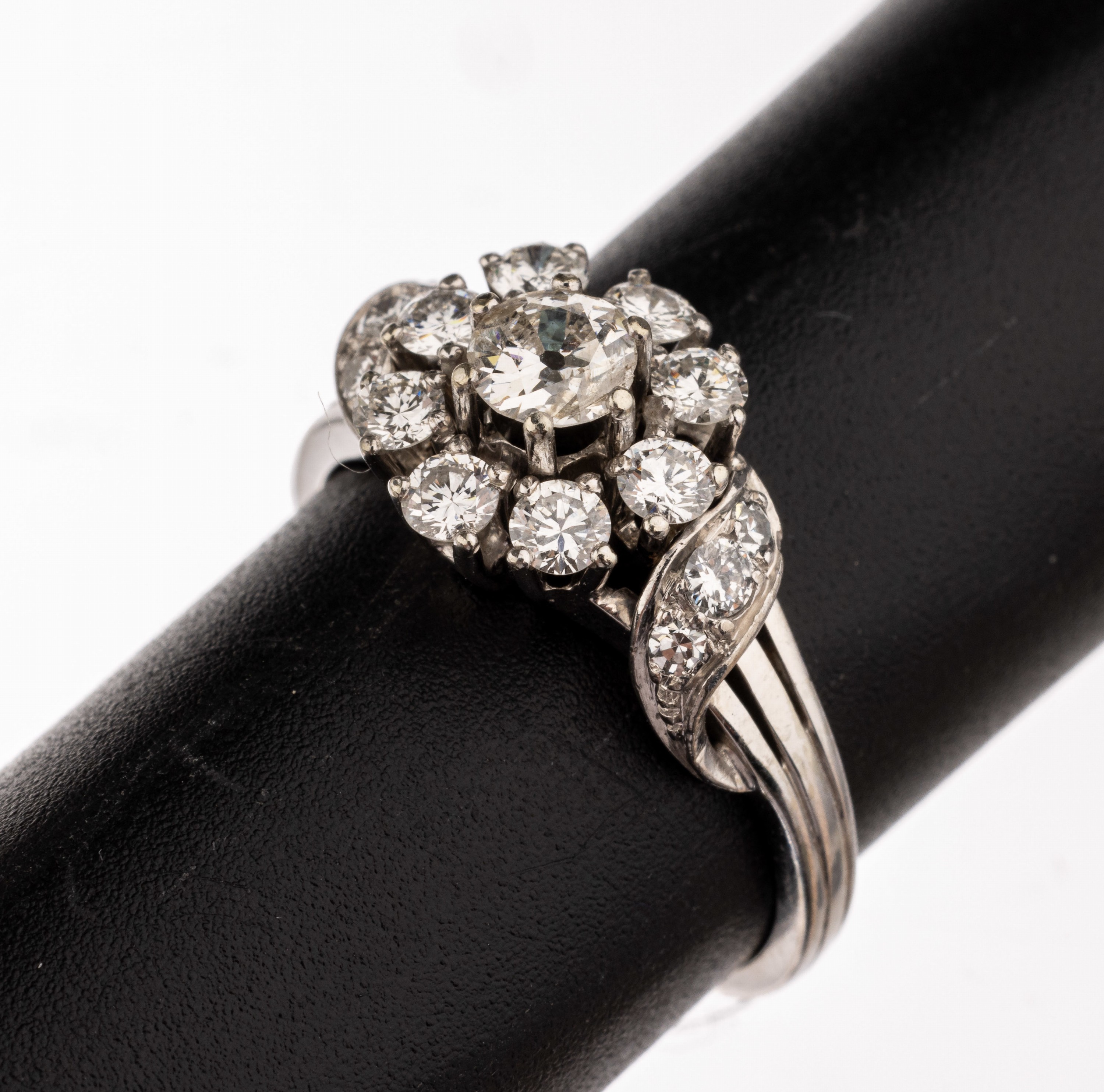 18 kt Gold Diamant-Ring, WG 750/000, mittigAltschliffdiamant ca. 0.30 ct l.get.Weiß/p, umgeben von 14 Brillanten und 8/8-Diamanten zus. ca. 0.50 ct ...