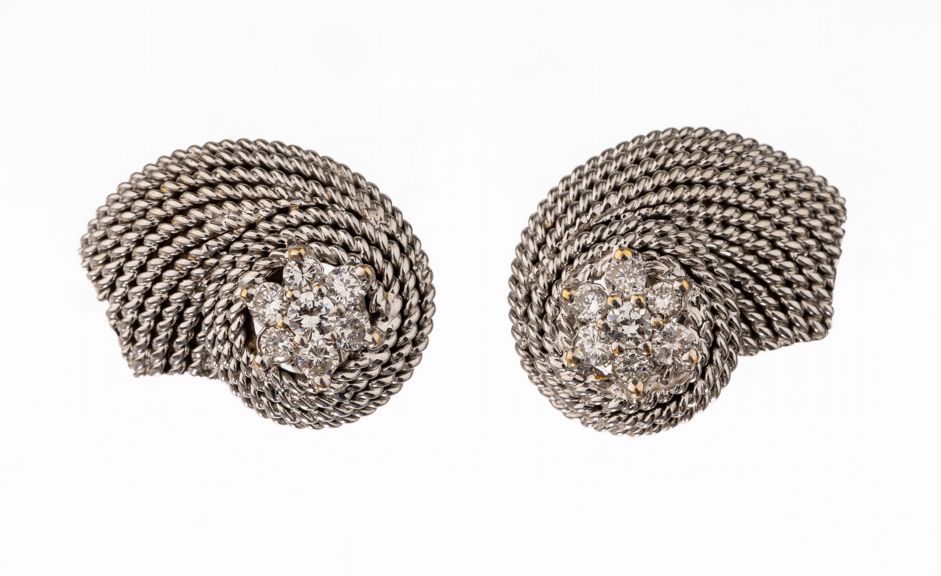 Paar 18 kt Gold Brillant-Ohrclips, WG 750/000, Kordelverzierung, 14 Brillanten zus. ca. 0.30 ct Weiß/si, ca. 13.1 g