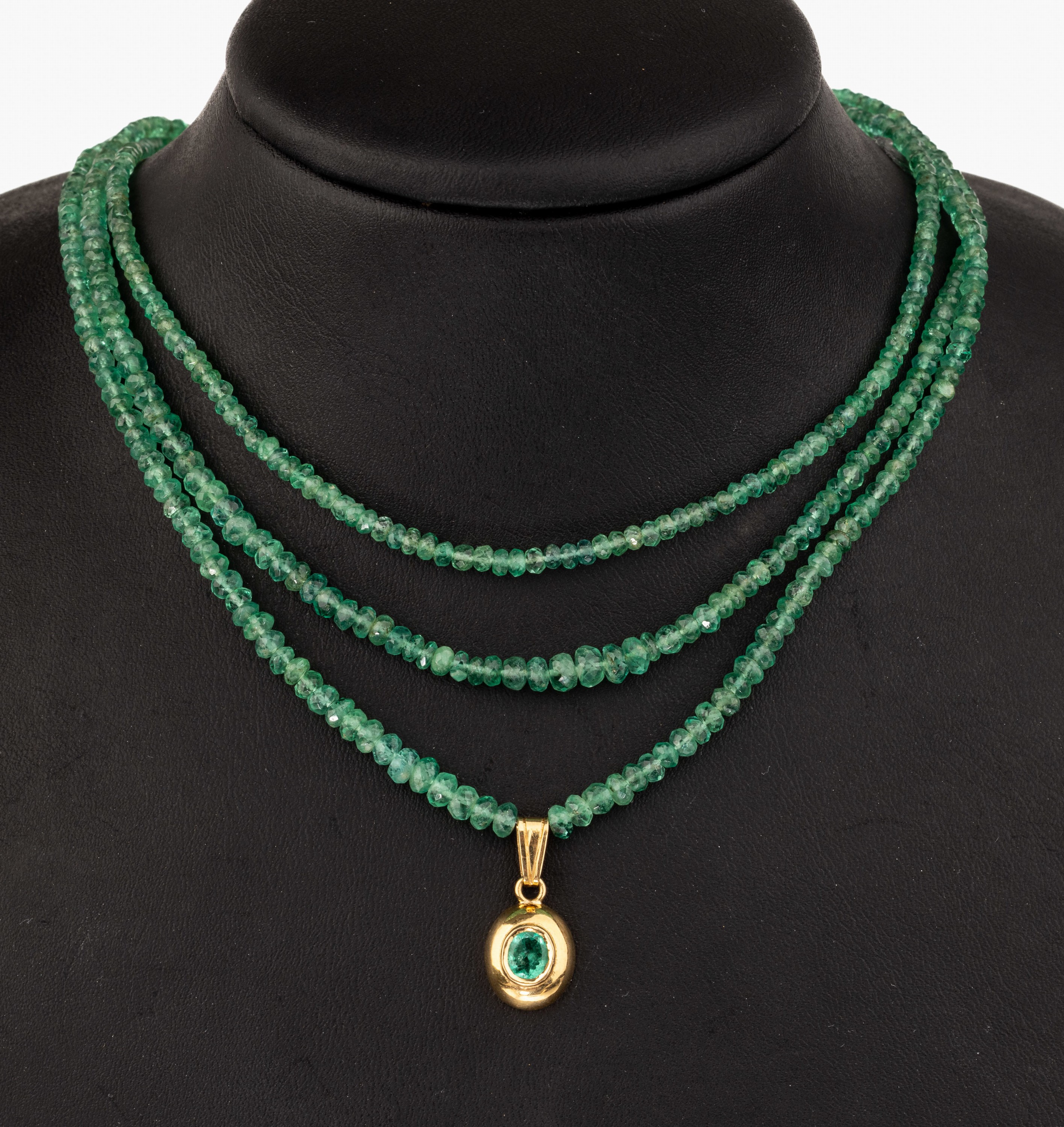 3-reihiges Smaragd-Collier, Schließe 925er Silber vergoldet, Smaragd-Rondelle verlaufend, Smaragd-Anhänger in einen Strang eingearbeitet, GG ...