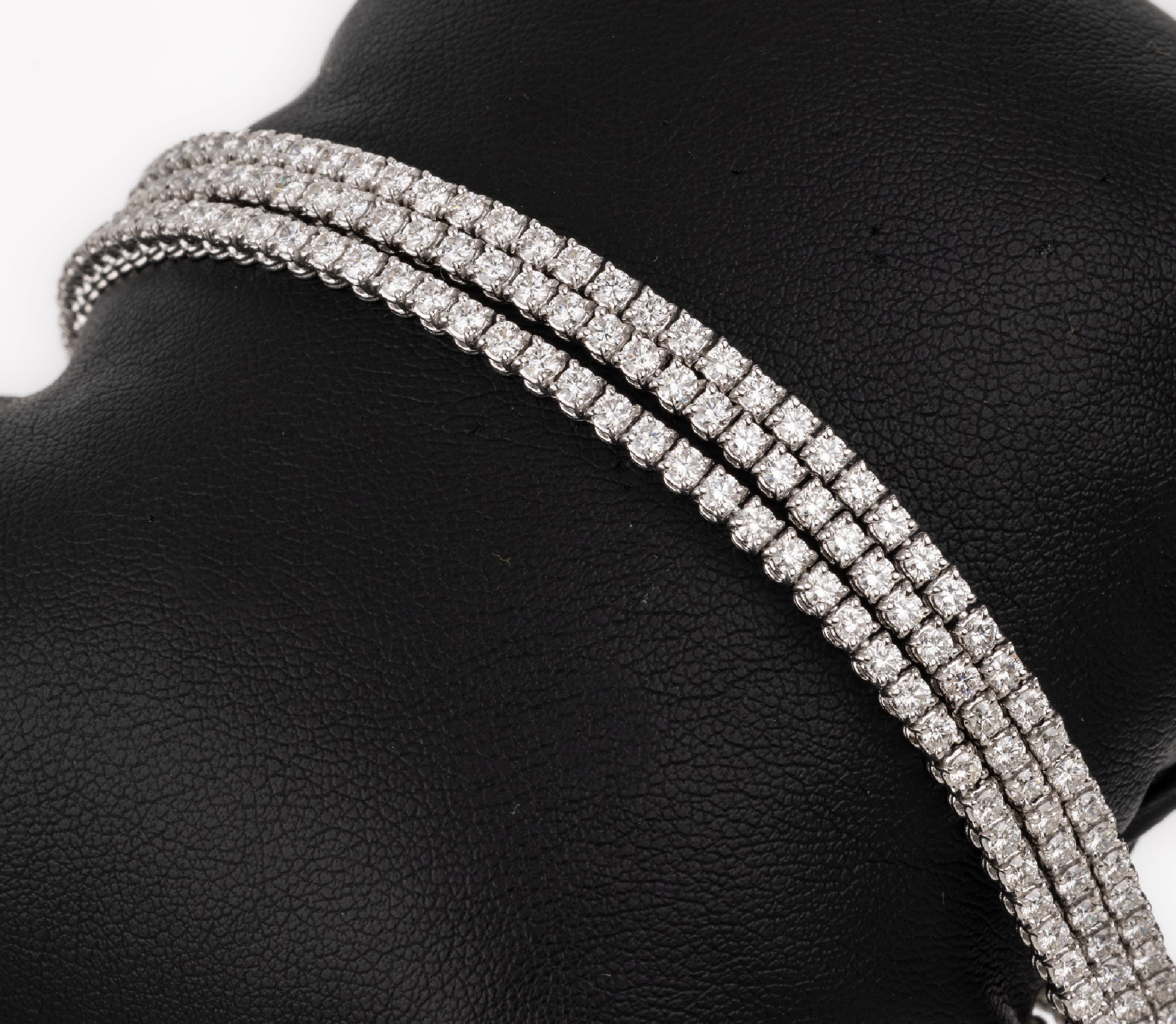 18 kt Gold Brillant-Armband, WG 750/000, 3-rhg., 216 Brillanten zus. ca. 8.25 ct (grav.) feines Weiß/vs, L. ca. 18 cm, Kastenschloss mit ...