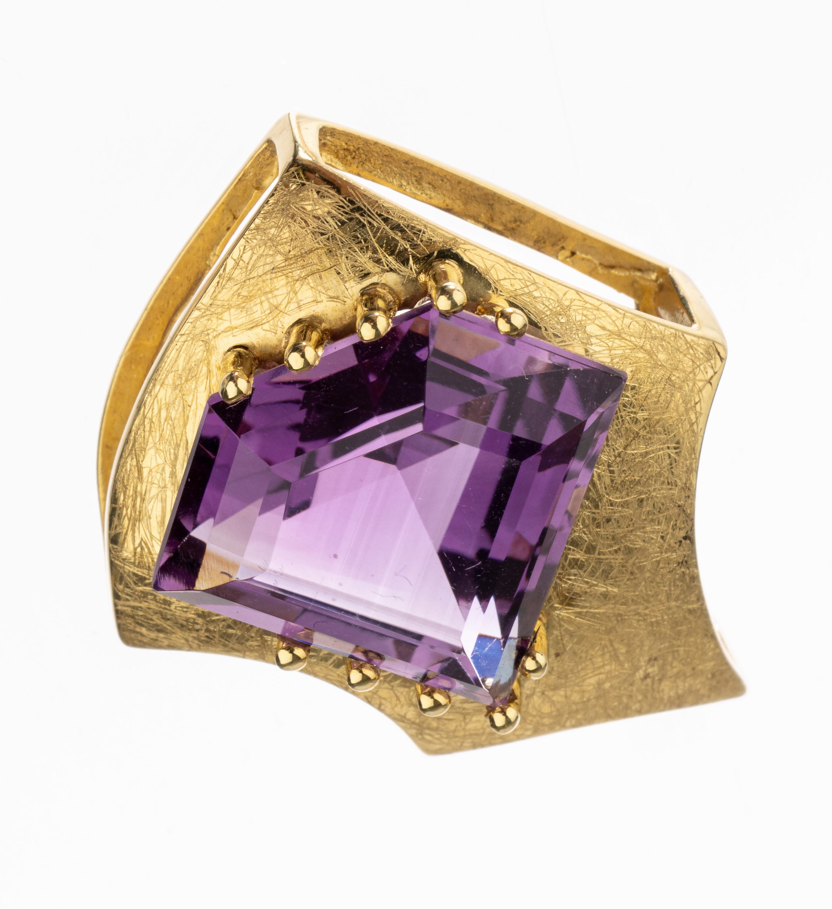 14 kt Gold Amethyst-Anhänger, GG 585/000, Amethyst im Fantasieschliff ca. 10.35 ct, ca. 7.0 g, satiniert, L. ca. 2.5 cm