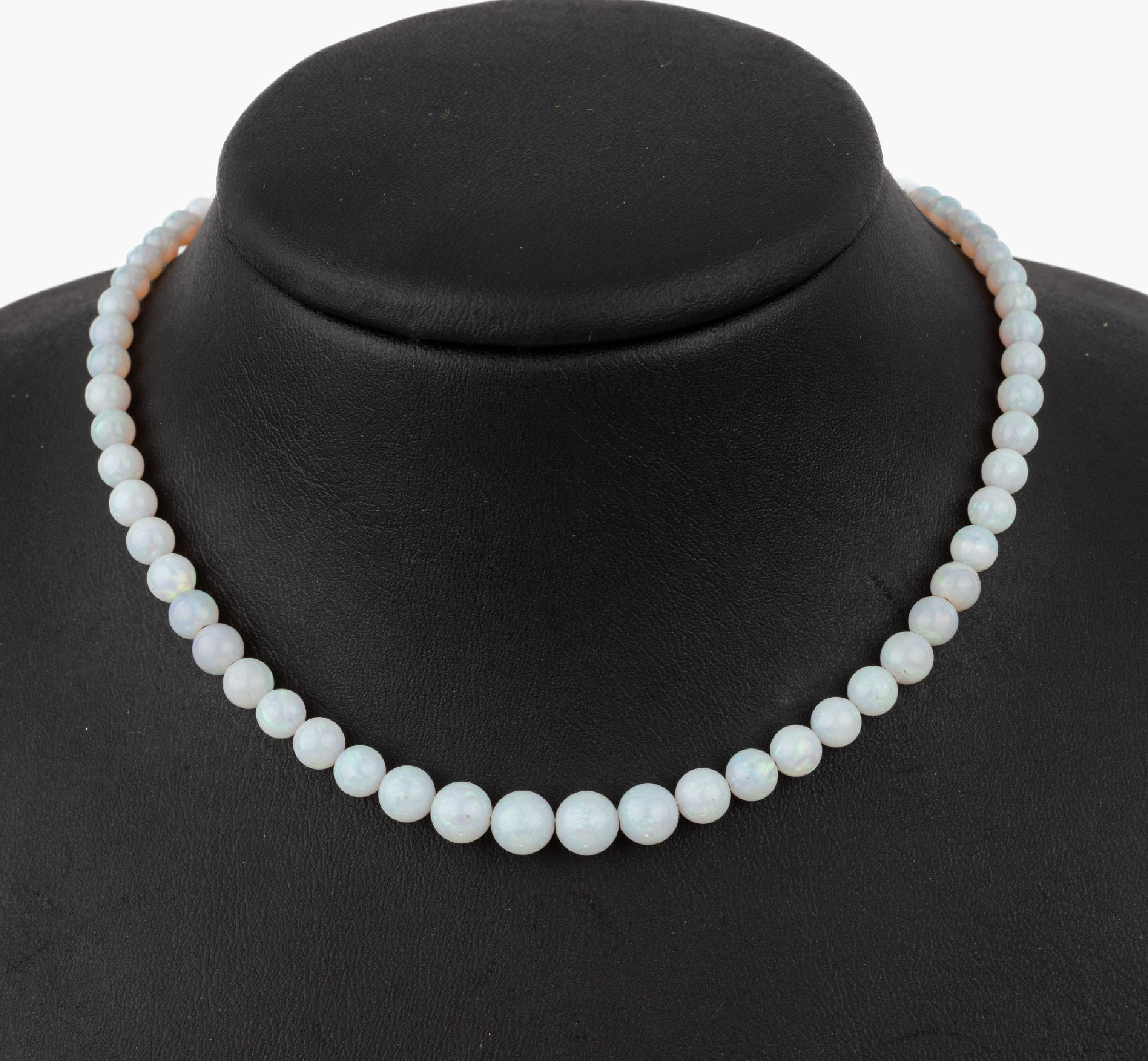 Opal-Collier, Magnetschließe 925er Silber, Opalkugeln im Verlauf D ca. 3.4 - 6.8 mm, L. ca. 45 cm, Opalkugeln zus. ca. 55.0 ct