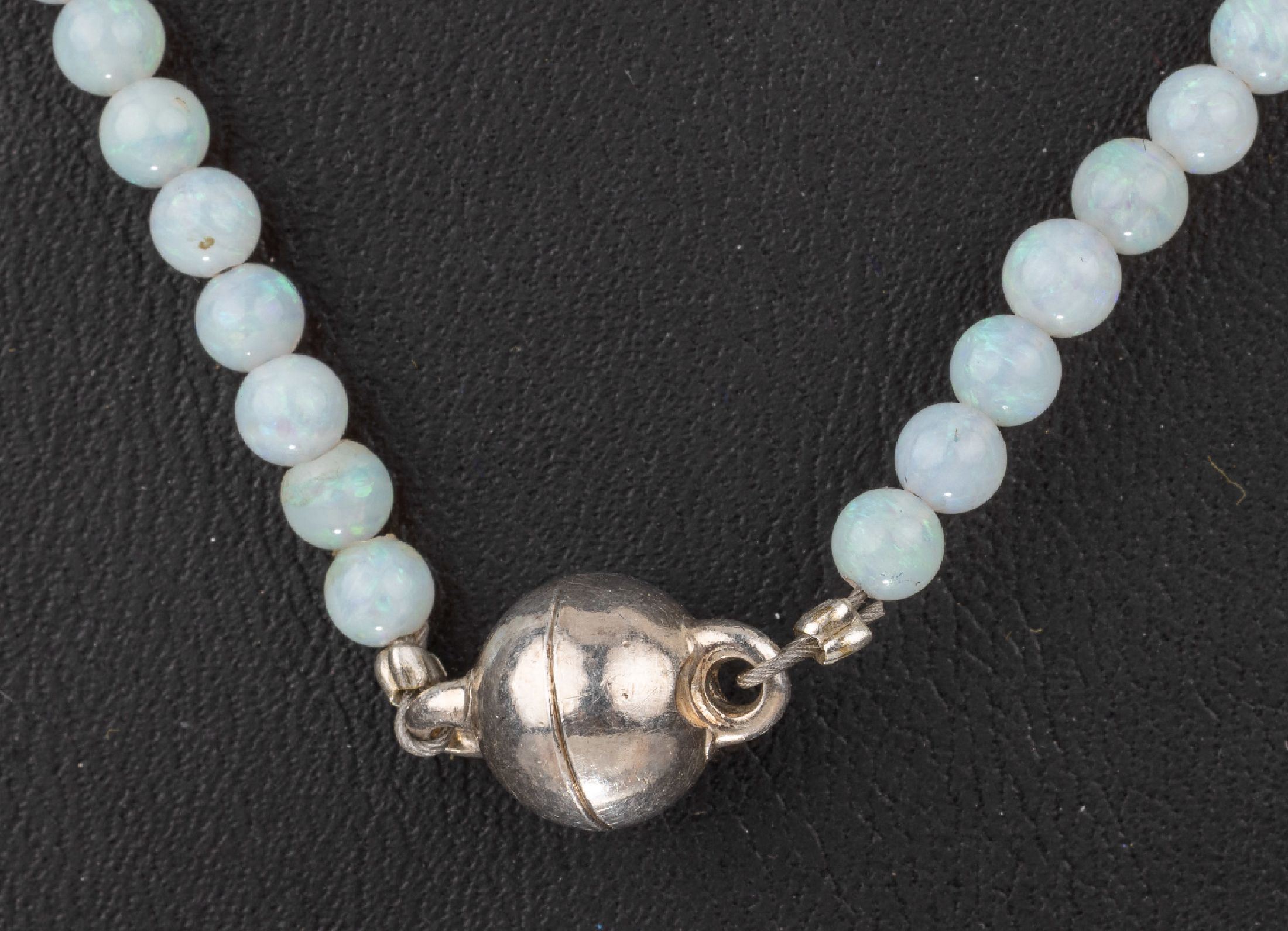 Detail a: Opal-Collier, Magnetschließe 925er Silber, Opalkugeln im Verlauf D ca. 3.4 - 6.8 mm, L. ca. 45 cm, Opalkugeln zus. ca. 55.0 ct