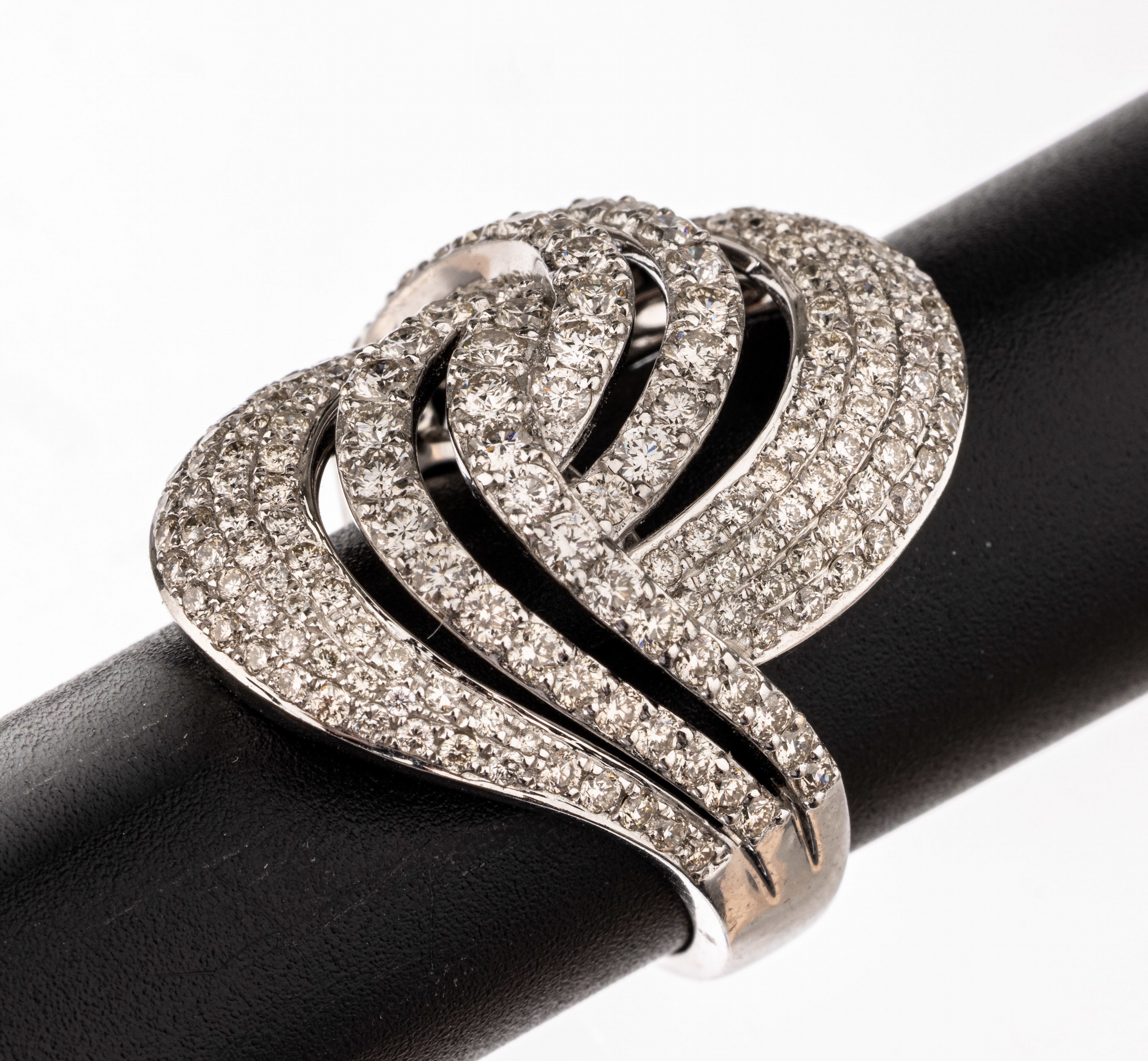 18 kt Gold Brillant-Ring, WG 750/000, ovaler Ringkopf durchbrochen, Aufbau in mehreren Ebenen, Brillanten zus. ca. 2.52 ct (grav.) ...