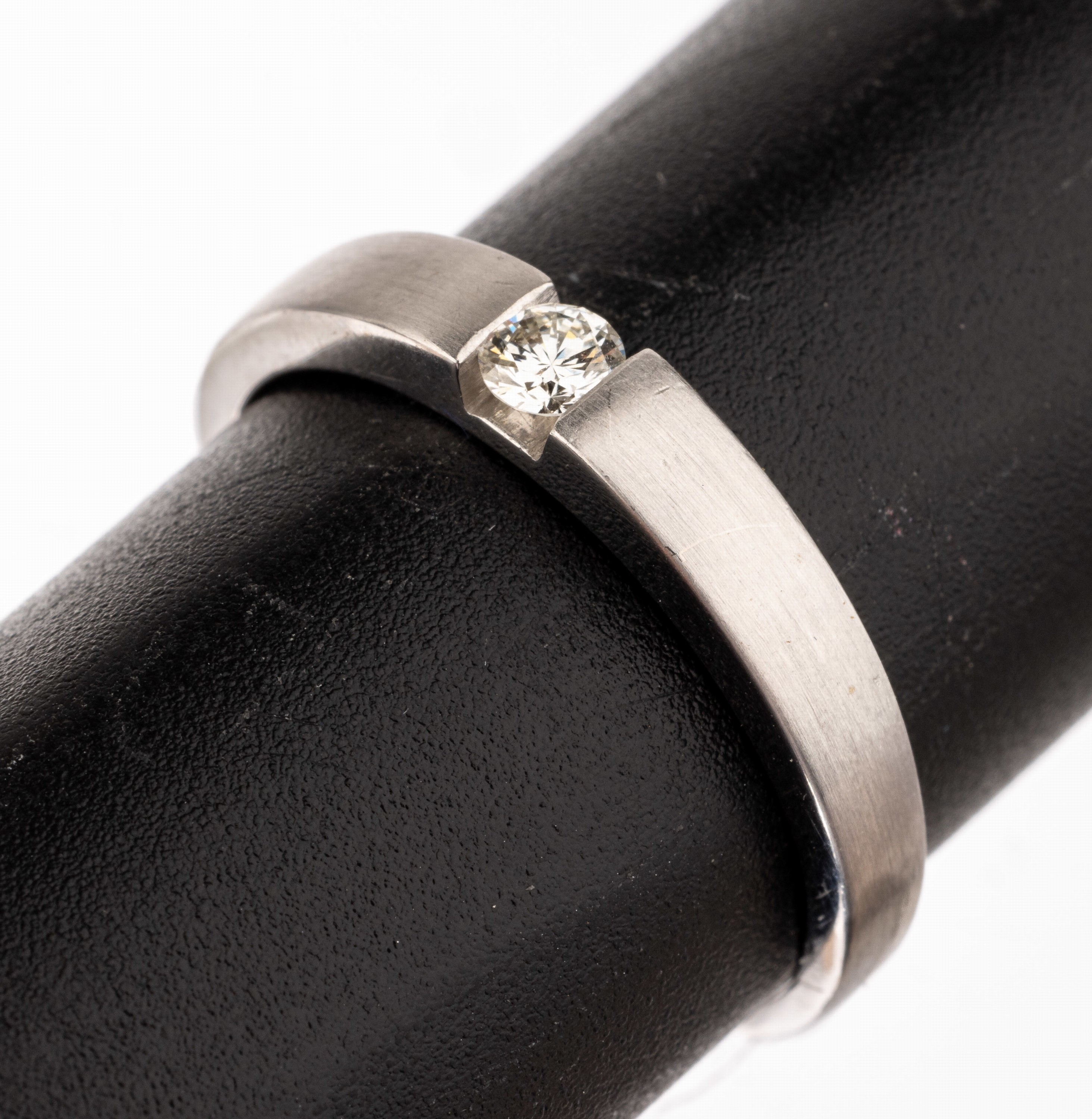 18 kt Gold Brillant-Ring, WG 750/000 sat., Brillant ca. 0.15 ct (grav.) Weiß/si, RW 60, ca. 4.5 g