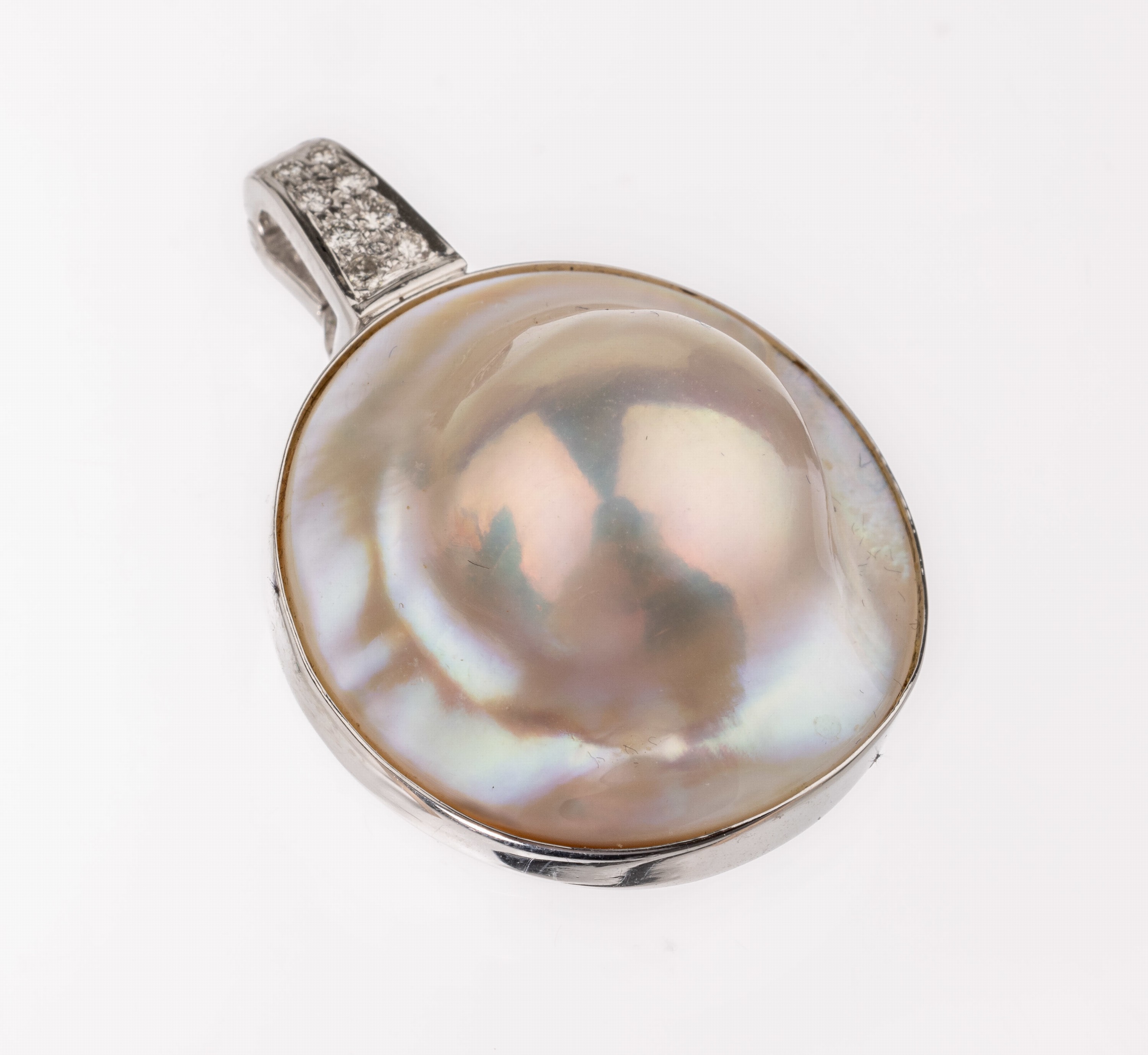 18 kt Gold Mabeperl-Brillant-Anhänger, WG 750/000, Brillanten zus. ca. 0.12 ct Weiß/si, Mabeperle ca. 2.4 cm, ca. 6.9 g, L. ca. 3 cm
