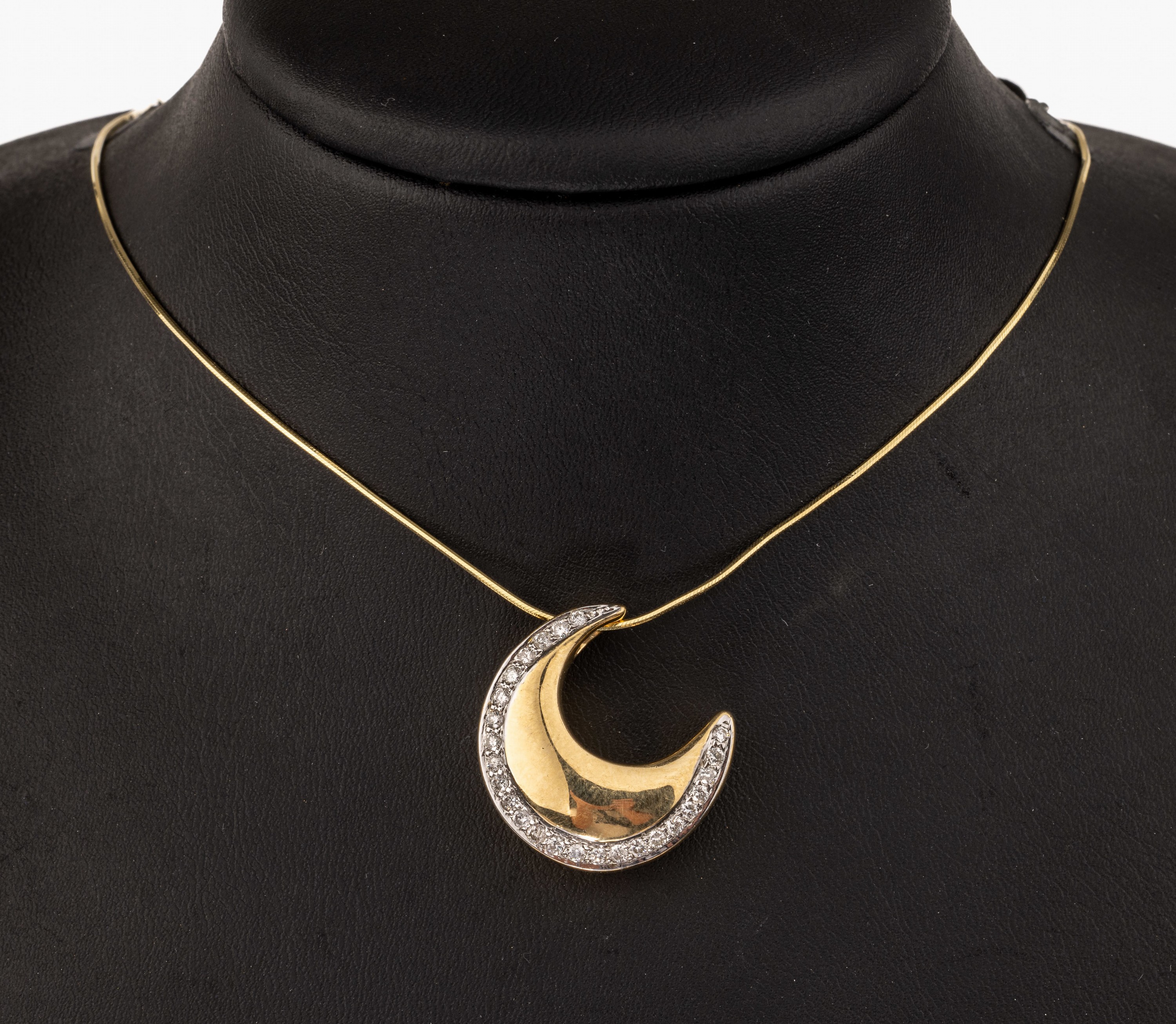 14 kt Gold Brillant-Anhänger "Halbmond", GG585/000, in WG gefasste Brillanten zus. ca. 0.35 ct Weiß/si, rs. Durchbrucharbeit mit ...