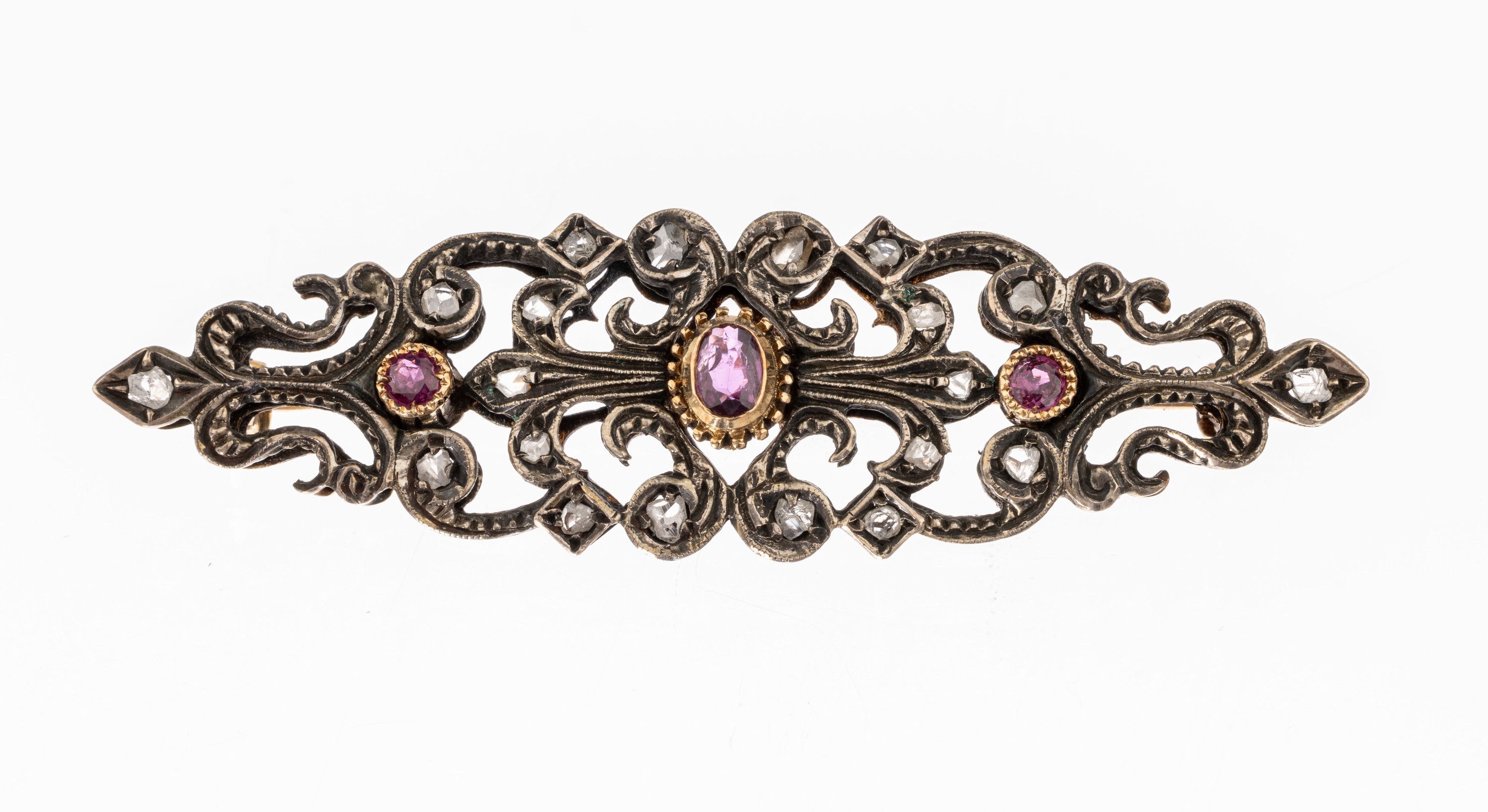 14 kt Gold und Silber Diamant-Rubin-Brosche, GG 585/000, Schauseite Silber, Schiffchenform, 3 in Gold gefasste facett. Rubine zus. ca. 0.20 ct, ...