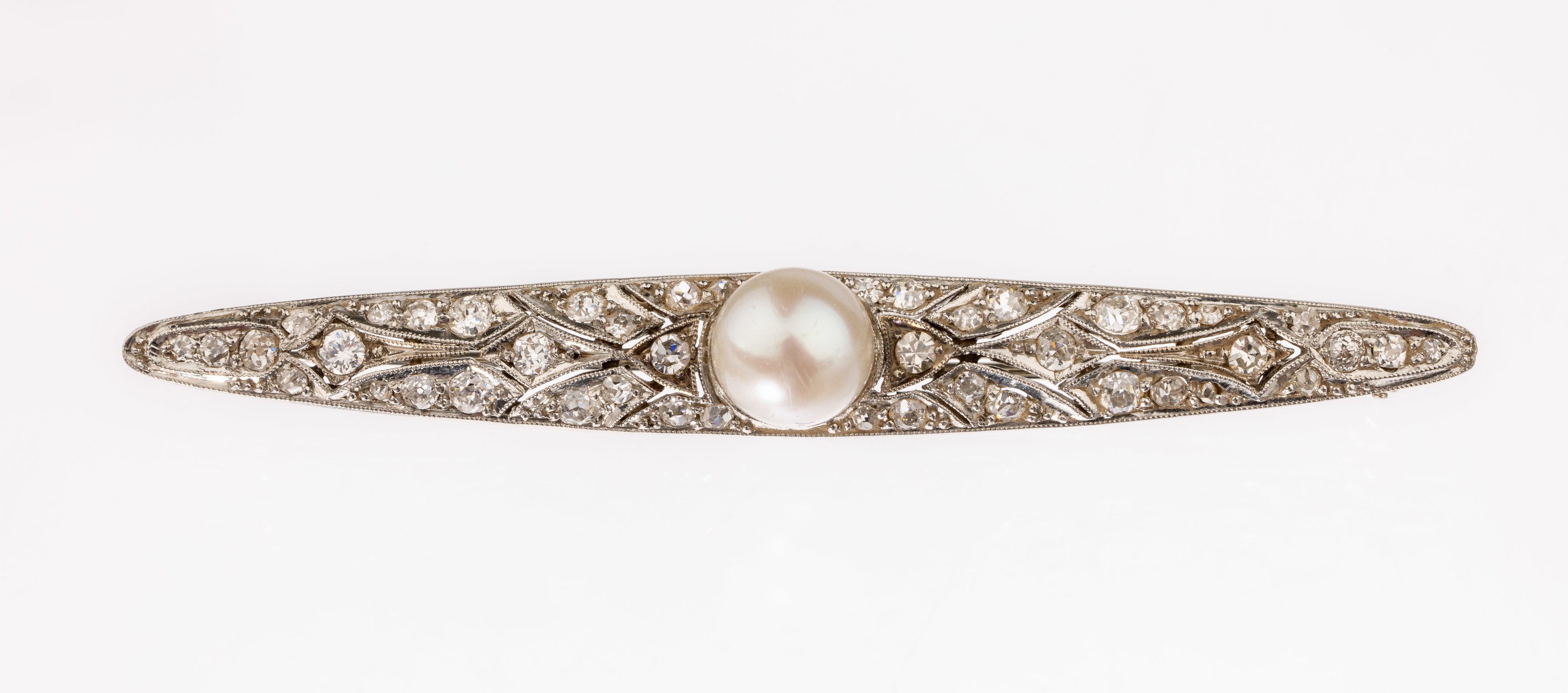 14 kt Gold Perl-Diamant-Brosche, WG 585/000, 1930er Jahre, Zuchtperle D ca. 7.4 mm, Altschliff-Diamanten zus. ca. 0.80 ct, Durchbrucharbeit, L. ca. ...