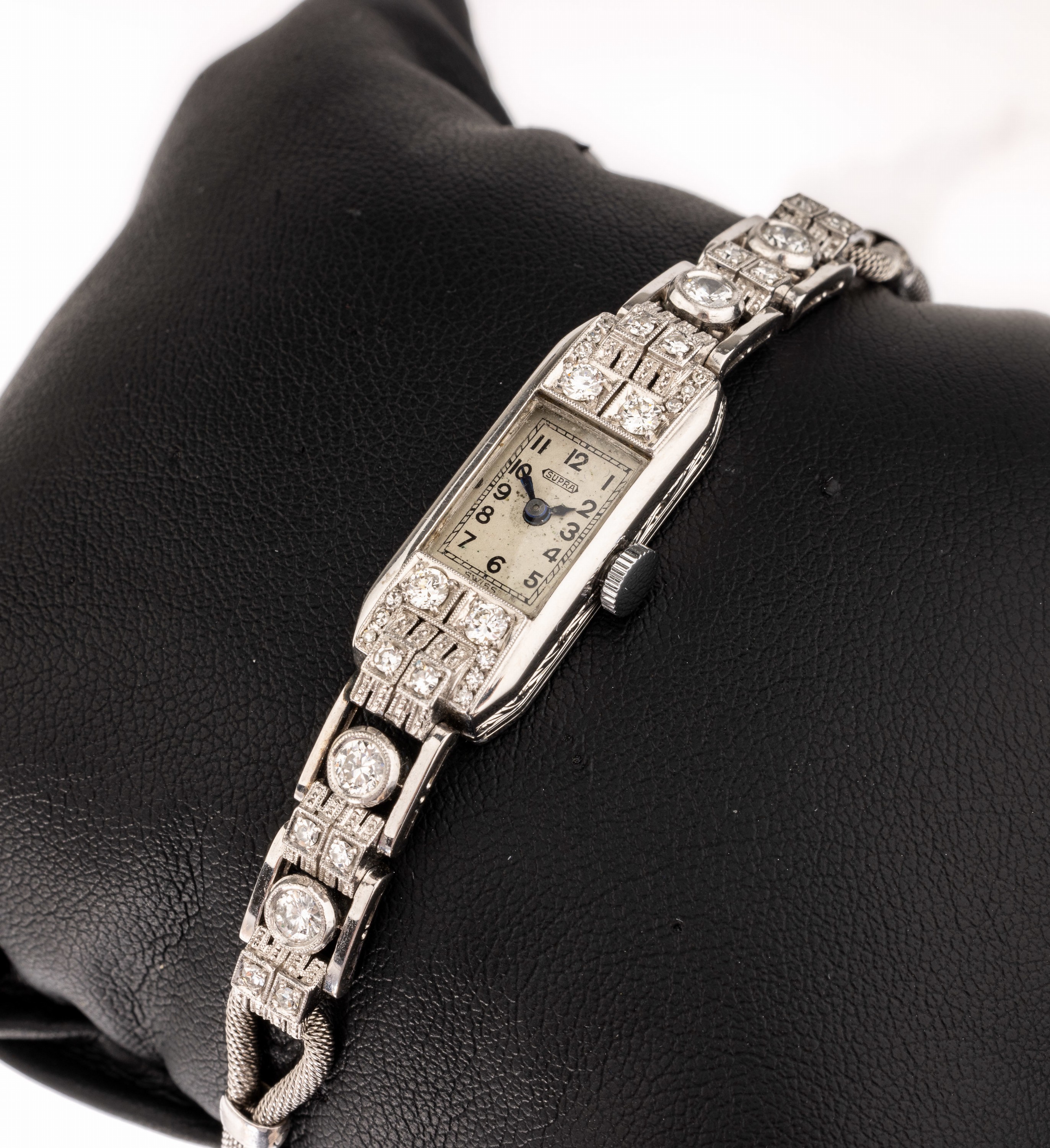 14 kt Gold Art-Deco Diamant-Damenarmbanduhr, WG 585/000, Handaufzug, Stahlzeiger gebläut, Altschliffdiamanten und 8/8- Diamanten zus. ca. 1.1 ct ...