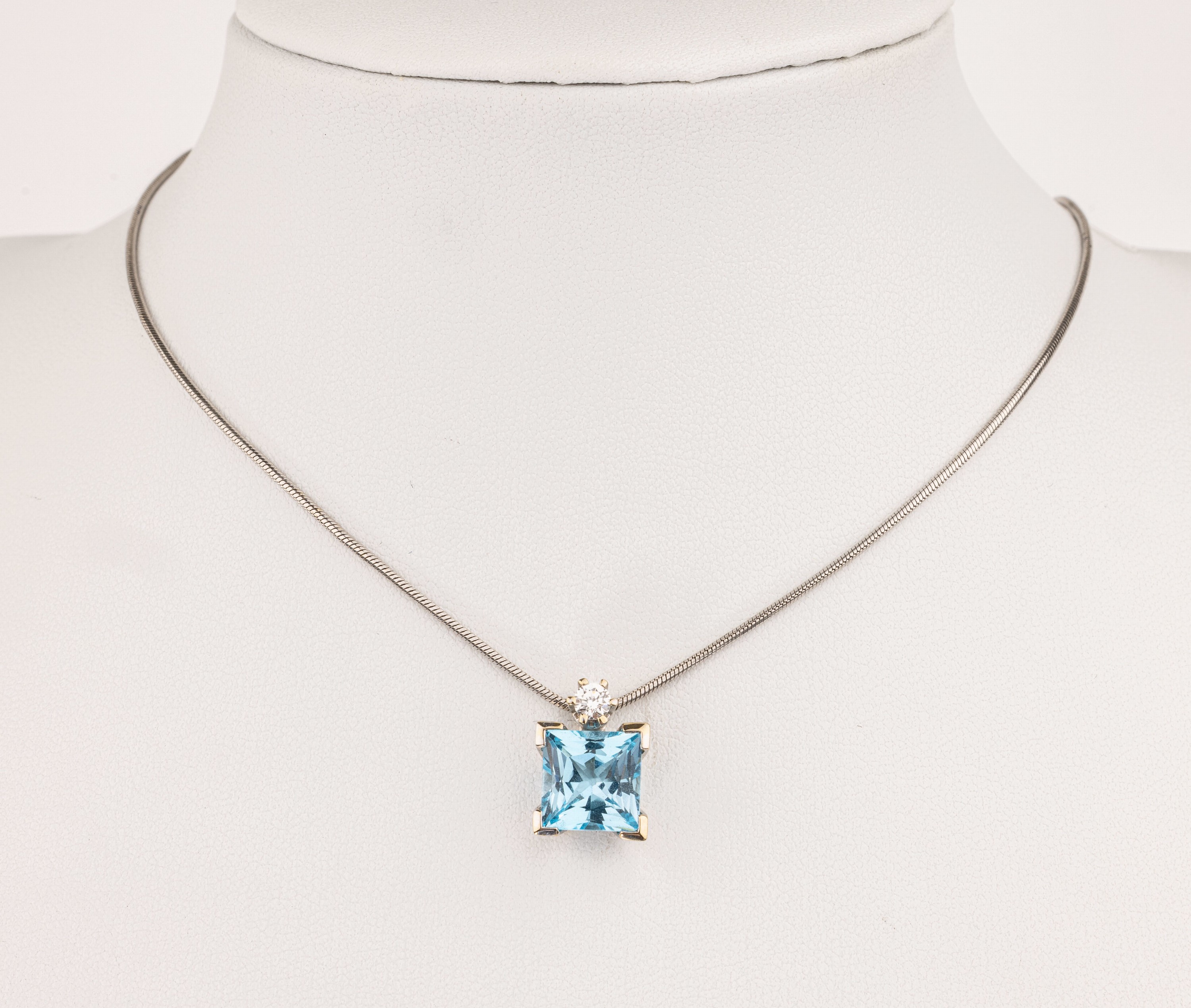 18 kt Gold Topas-Brillant-Anhänger, WG 750/000, 1 facett. Blautopas (beh.) ca. 4.02 ct, 1 Brillant ca. 0.15 ct Weiß/si, an Schlangenkette, WG ...