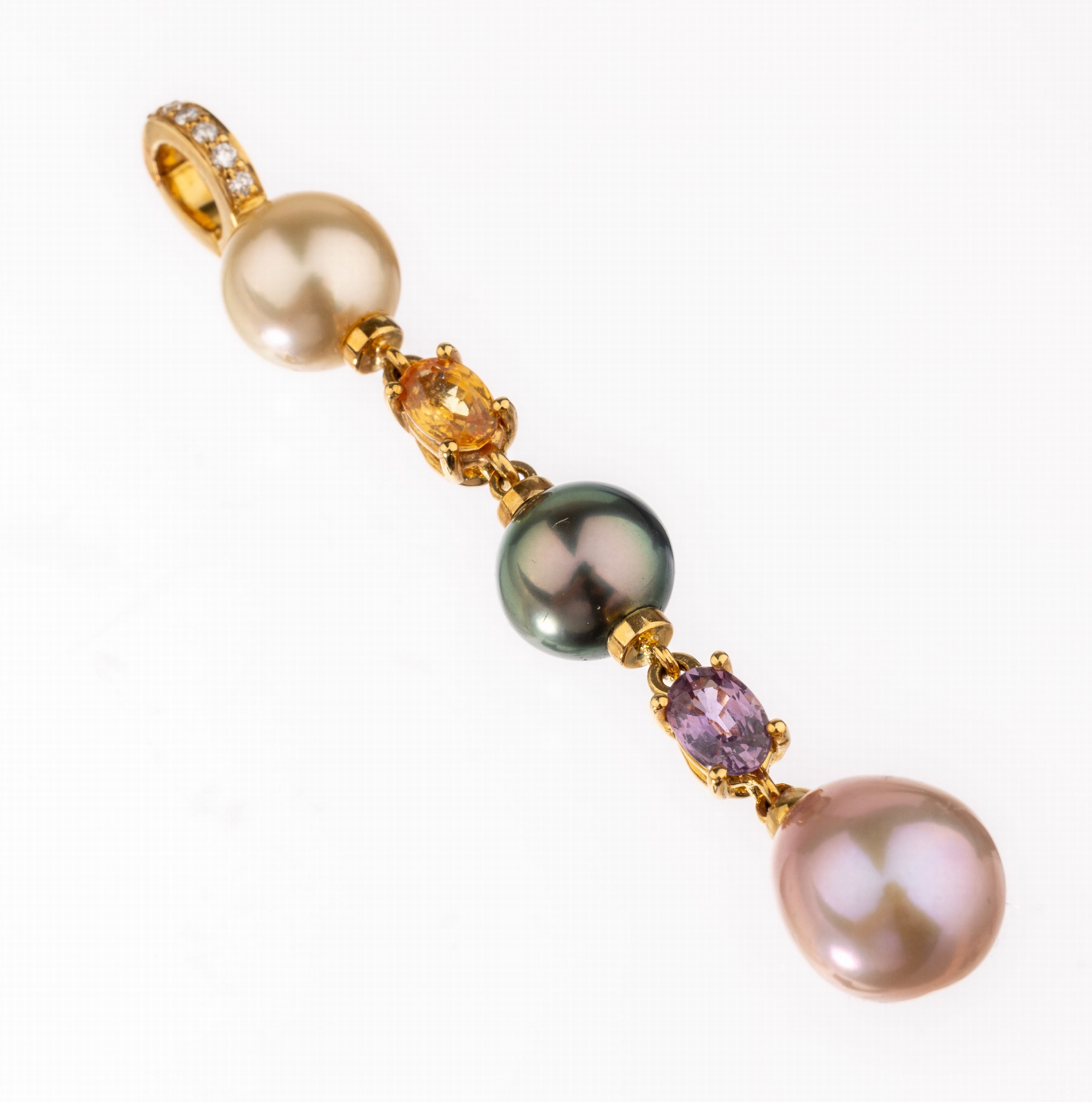 18 kt Gold Perl-Saphir-Brillant-Clipanhänger, GG 750/000, länglich bewegl., 3 Zuchtperlenin versch. Farben, D. ca. 8.5 - 10.3 mm, 2 ovalfacett. ...