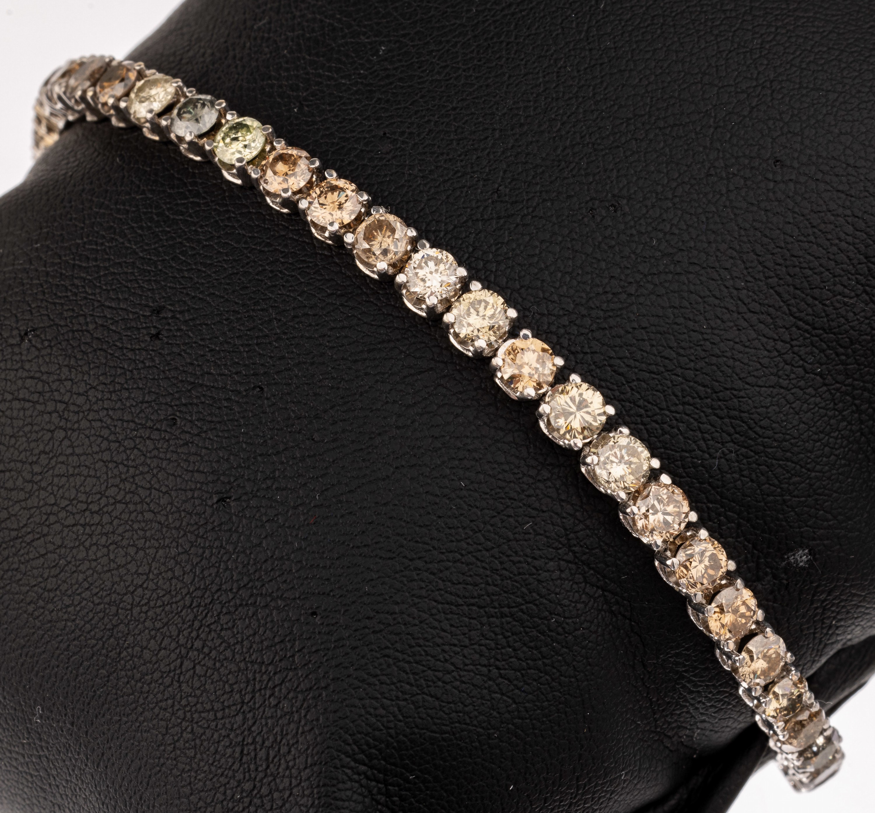 18 kt Gold Brillant-Armband, WG 750/000, 43Brillanten zus. ca. 8.25 ct fancy coloured, L.ca. 18.2 cm, Kastenschloss mit 2 Sicherheitsachten, ca. ...